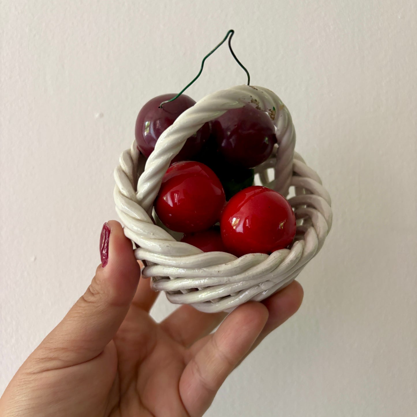 Panier de fruit, cerises vintage en céramique