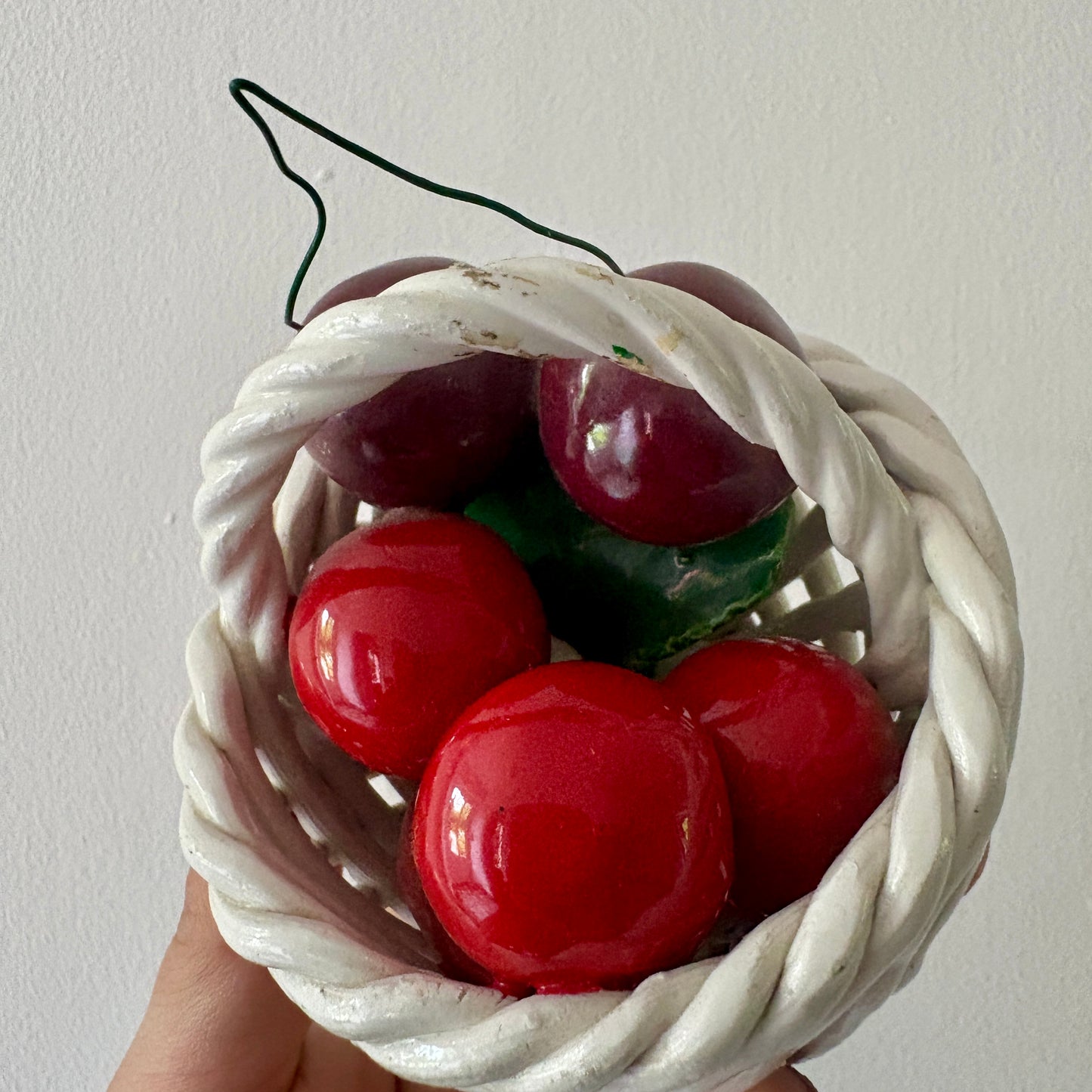 Panier de fruit, cerises vintage en céramique