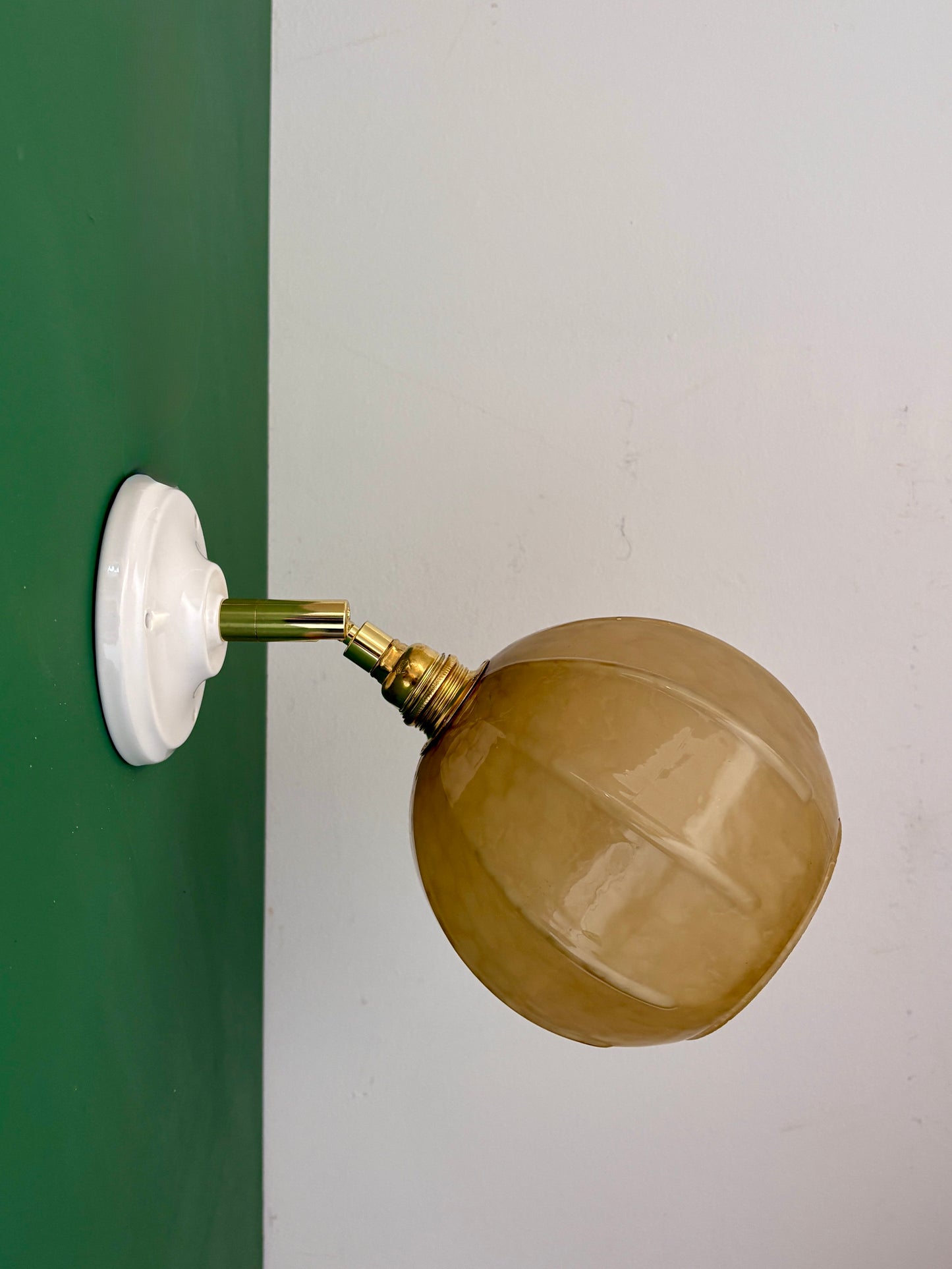 Applique globe vintage en verre jaune