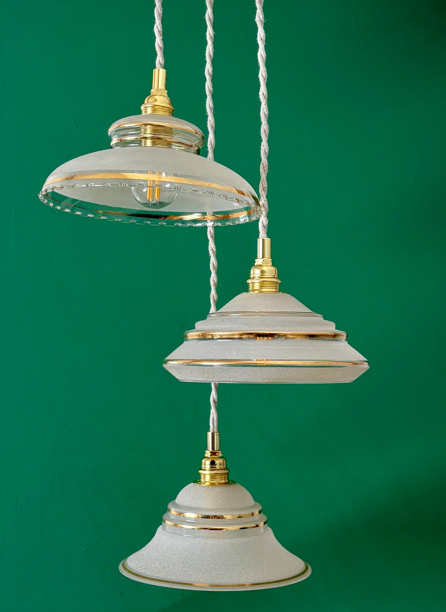 Suspension triple avec abat-jour vintage en verre granité blanc et doré