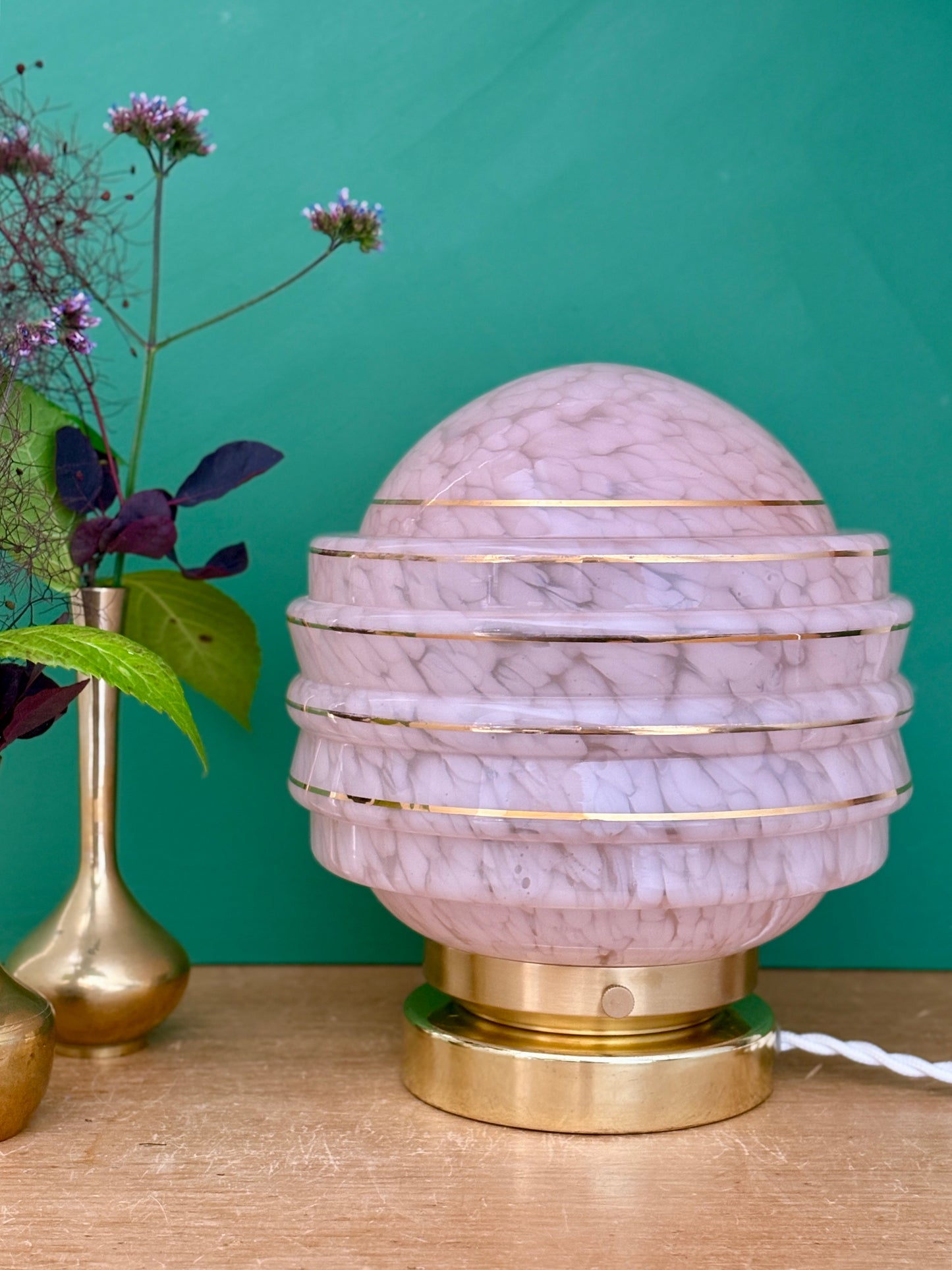 Lampe à poser globe vintage art déco en verre de Clichy rose et or