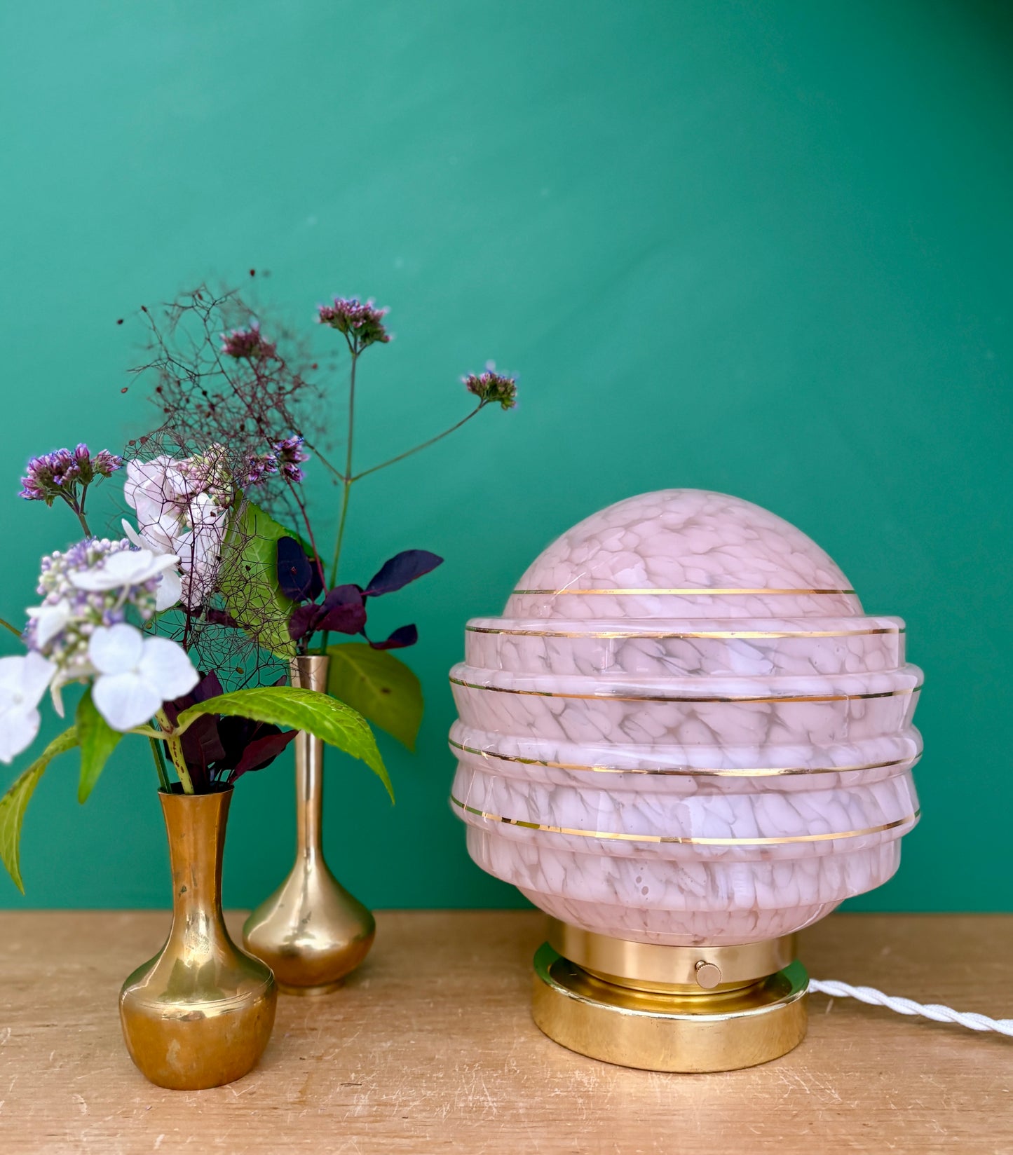 Lampe à poser globe vintage art déco en verre de Clichy rose et or