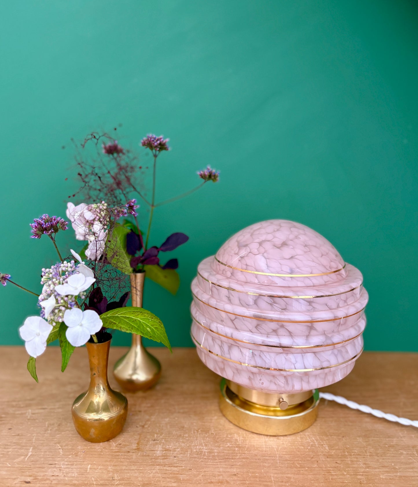 Lampe à poser globe vintage art déco en verre de Clichy rose et or