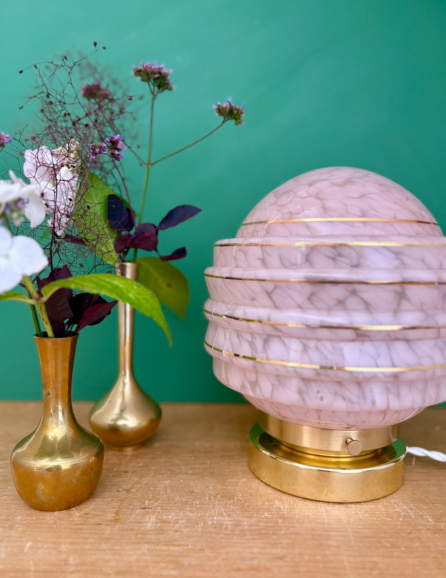 Lampe à poser globe vintage art déco en verre de Clichy rose et or