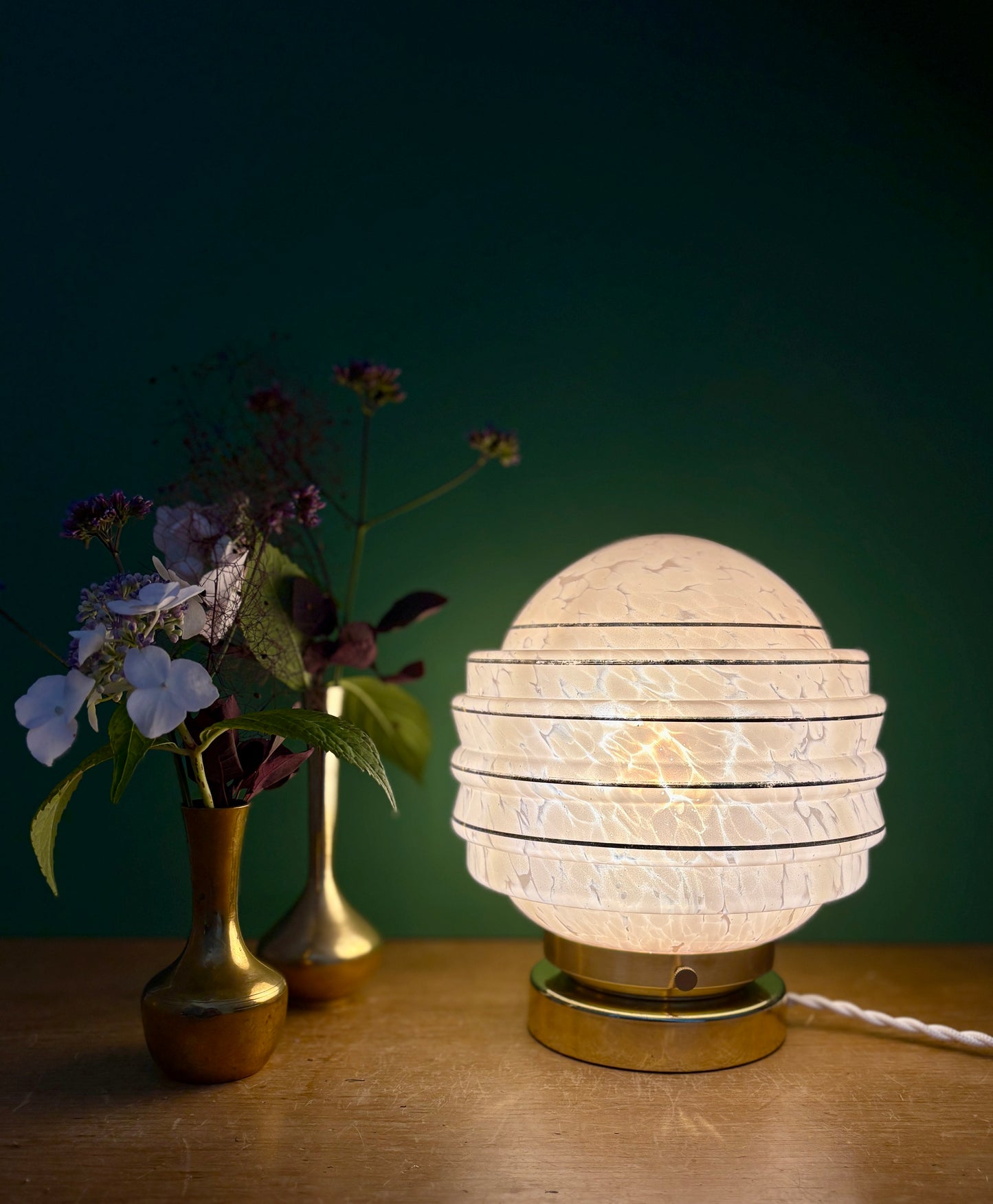 Lampe à poser globe vintage art déco en verre de Clichy rose et or