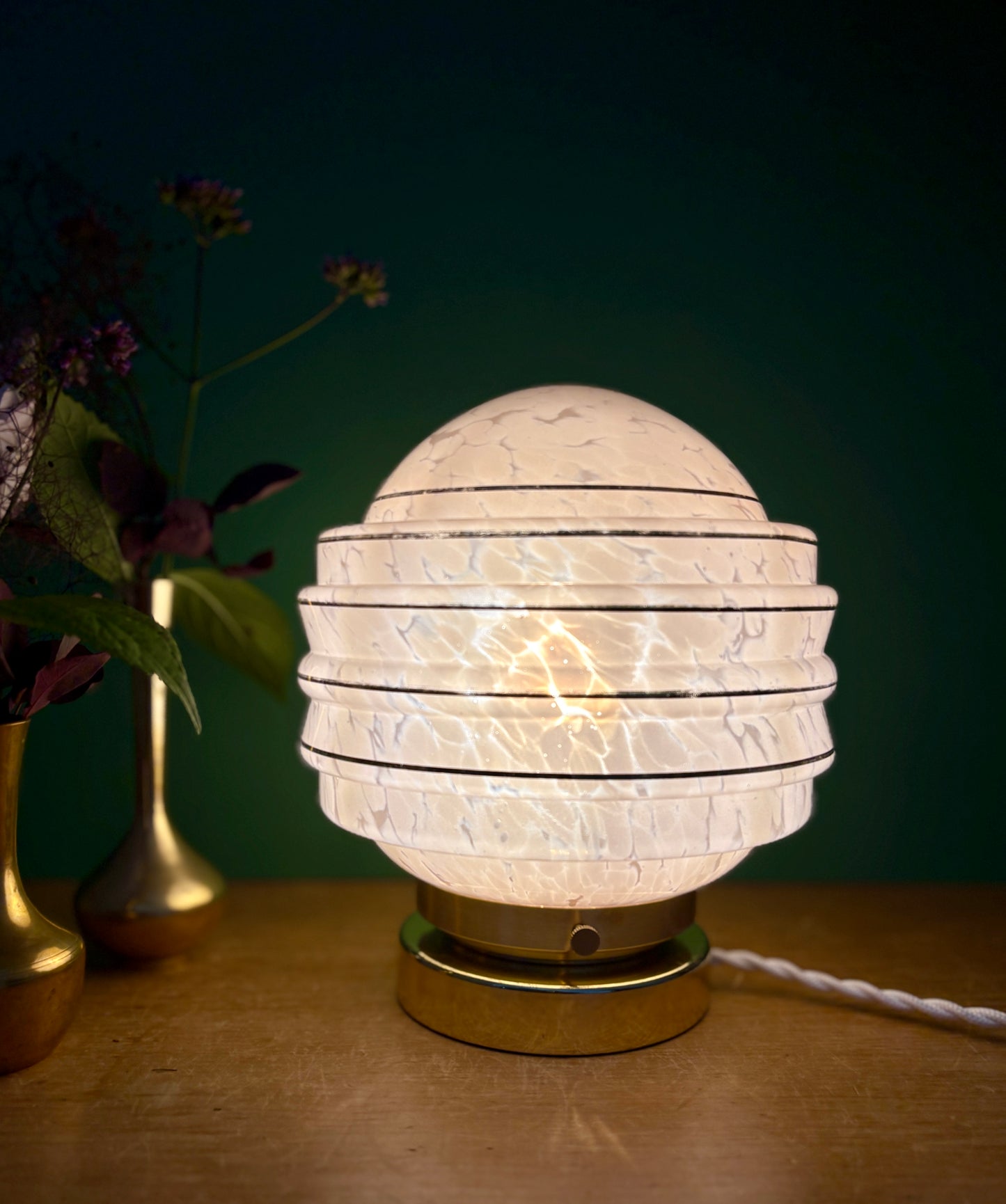 Lampe à poser globe vintage art déco en verre de Clichy rose et or