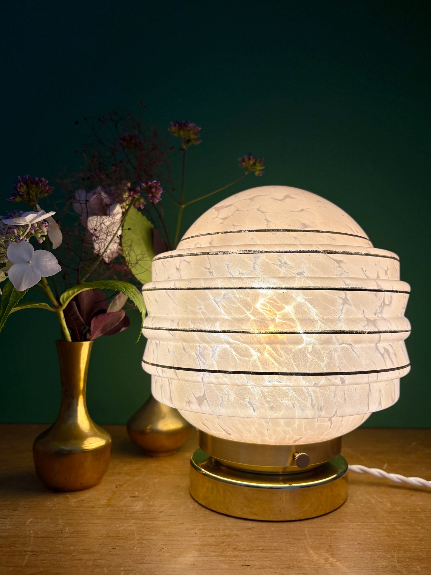 Lampe à poser globe vintage art déco en verre de Clichy rose et or