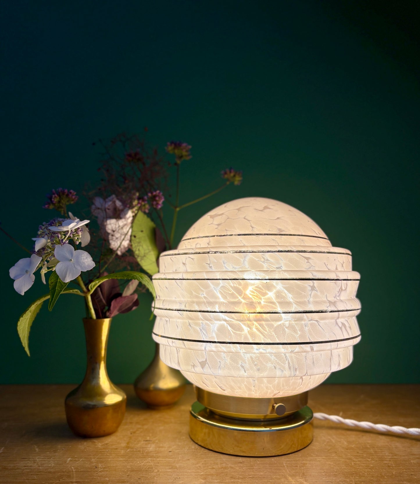 Lampe à poser globe vintage art déco en verre de Clichy rose et or