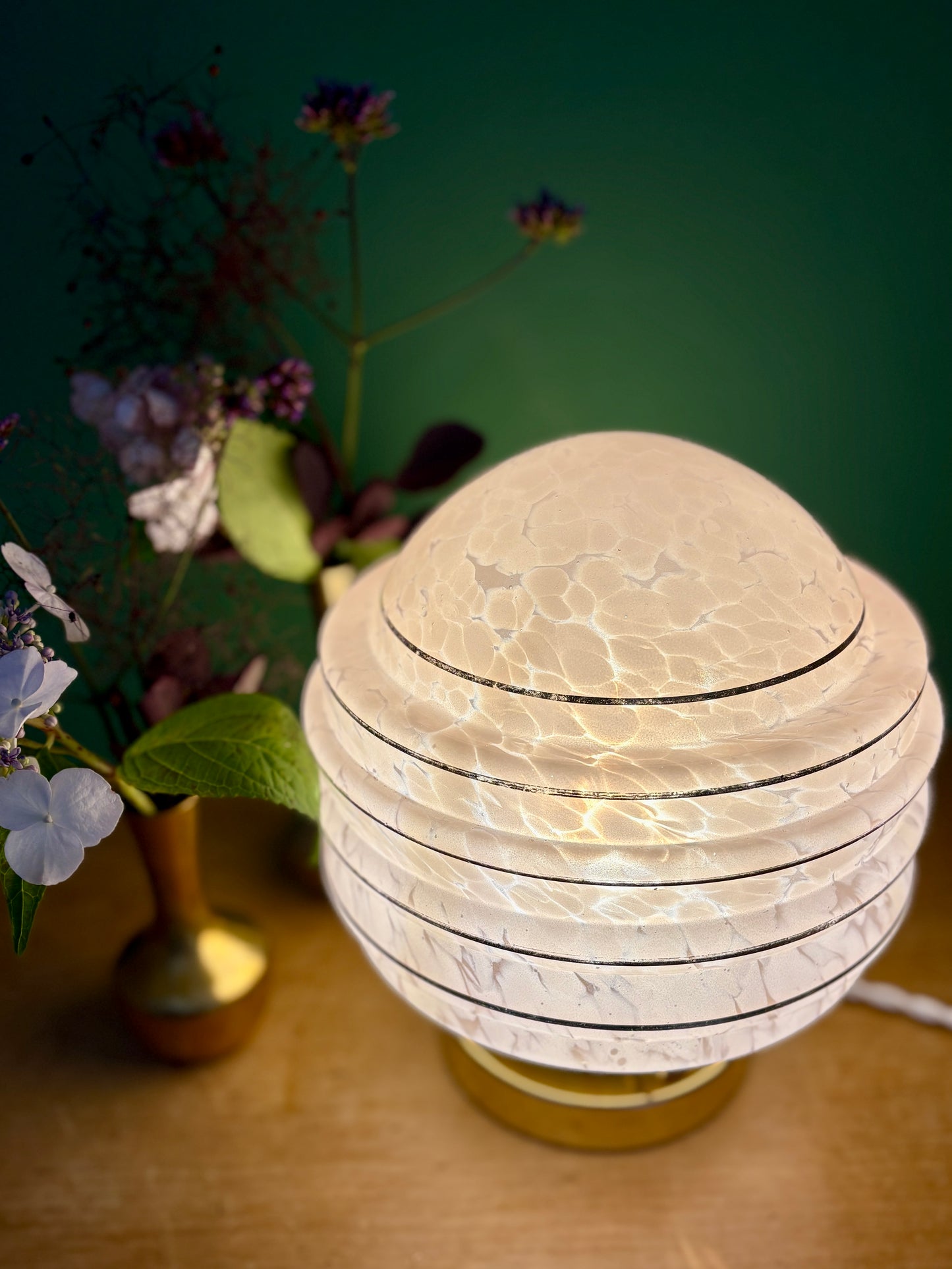 Lampe à poser globe vintage art déco en verre de Clichy rose et or