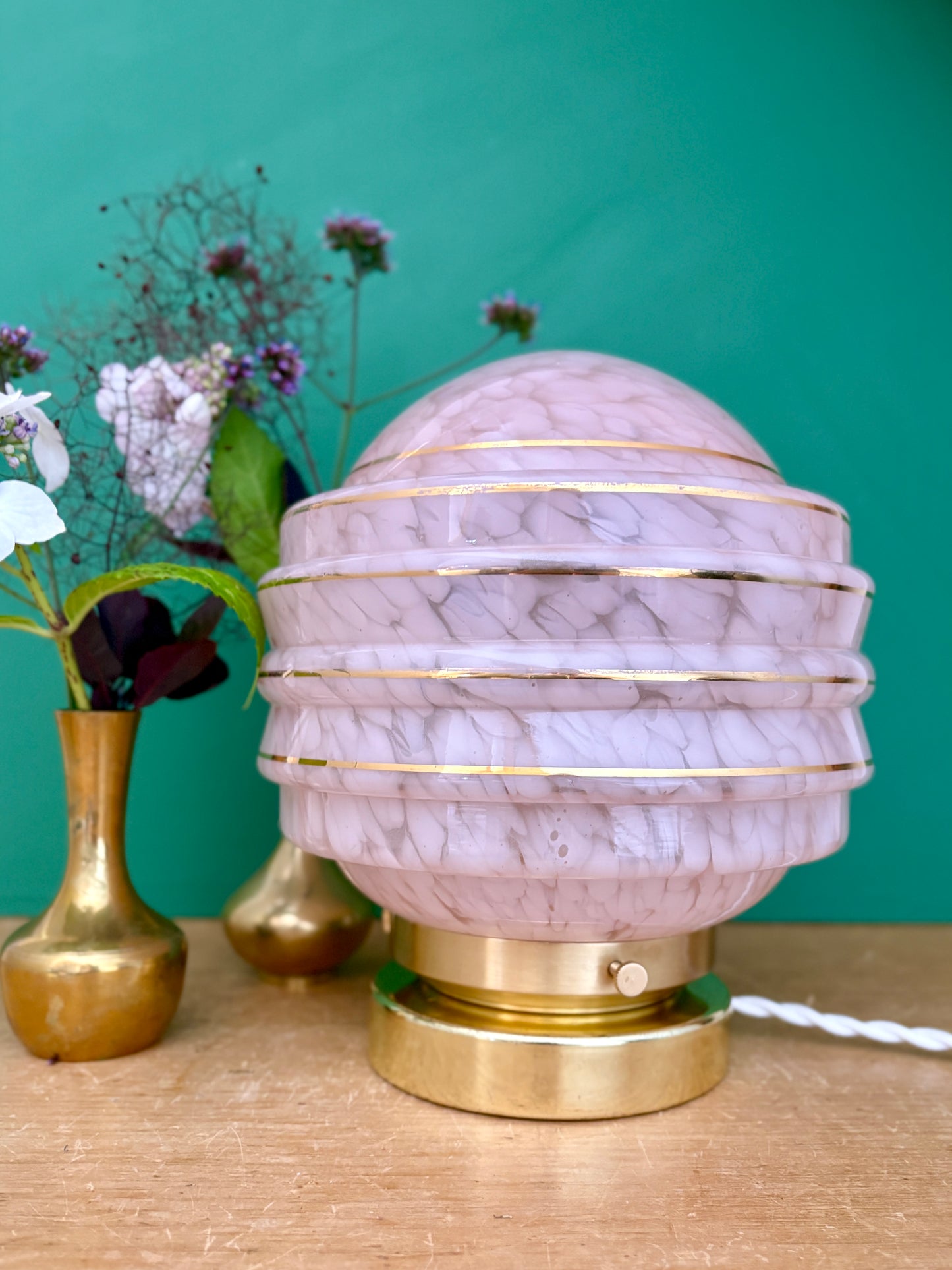 Lampe à poser globe vintage art déco en verre de Clichy rose et or