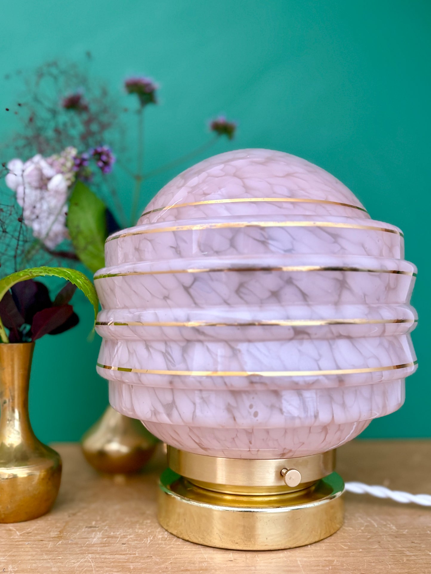 Lampe à poser globe vintage art déco en verre de Clichy rose et or