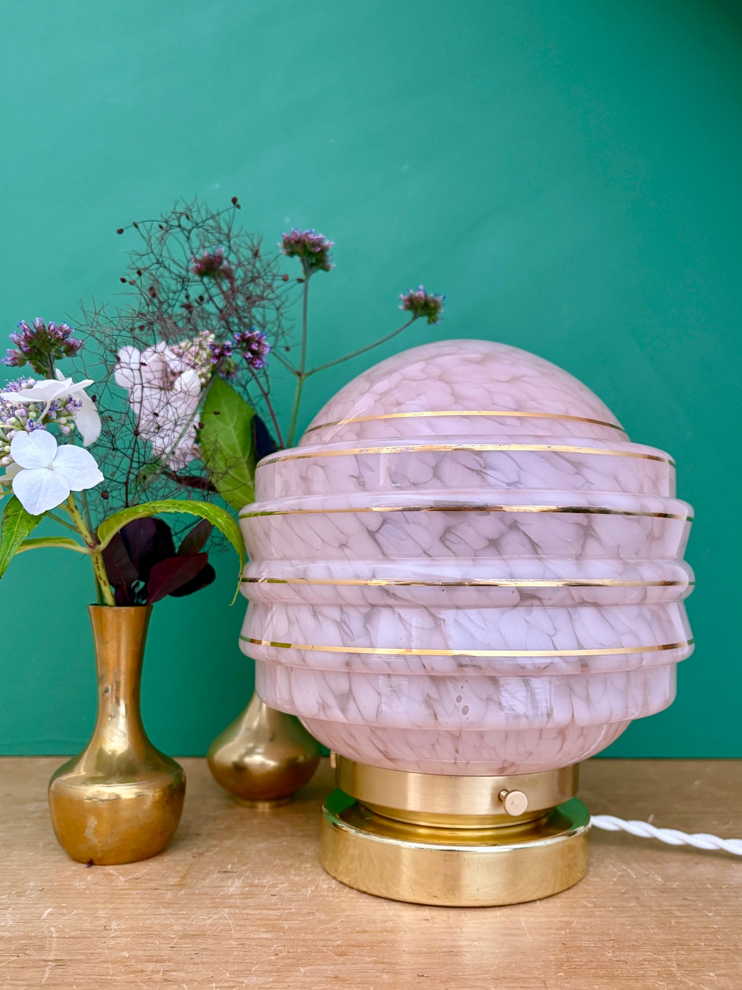 Lampe à poser globe vintage art déco en verre de Clichy rose et or