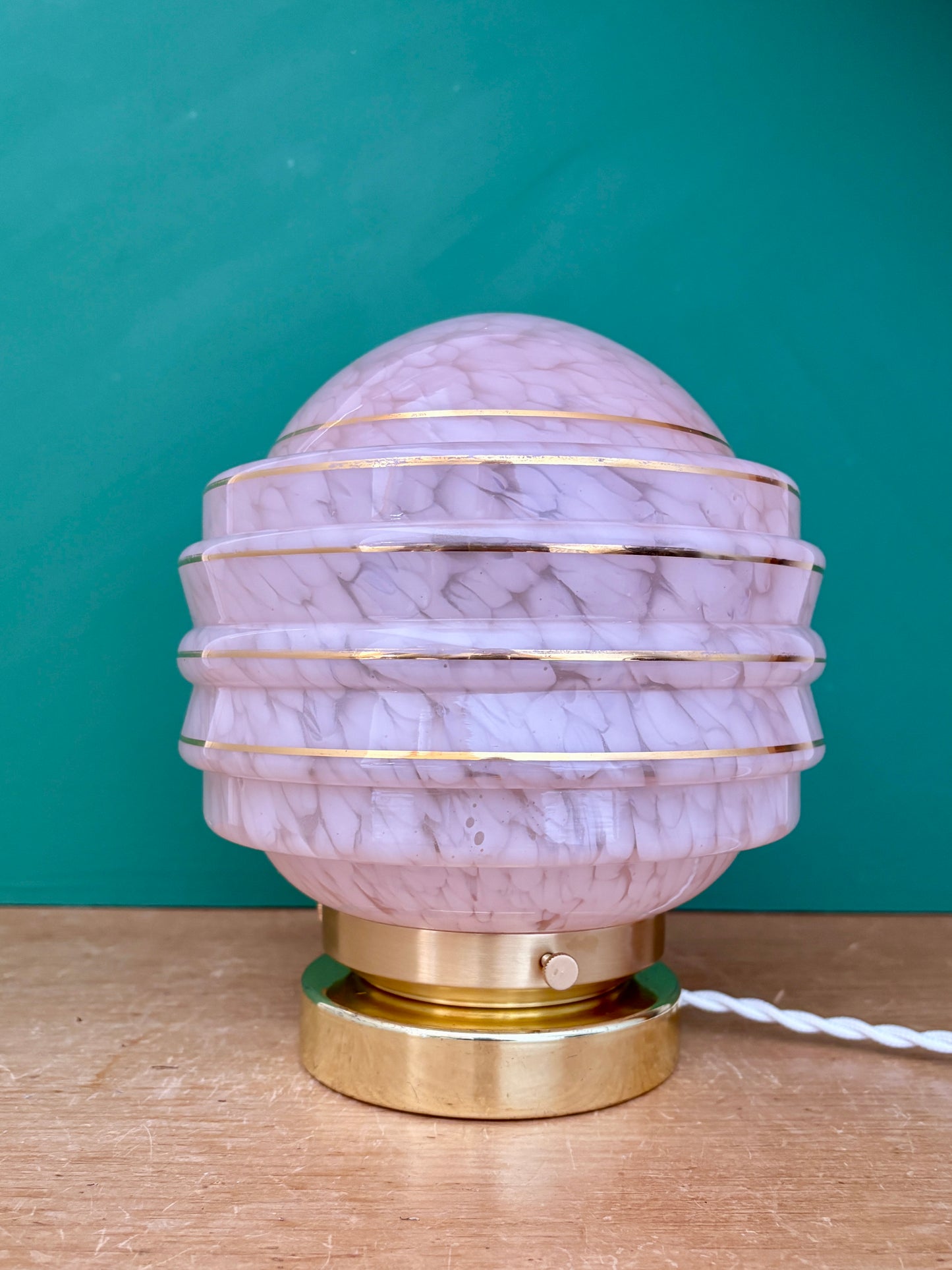 Lampe à poser globe vintage art déco en verre de Clichy rose et or