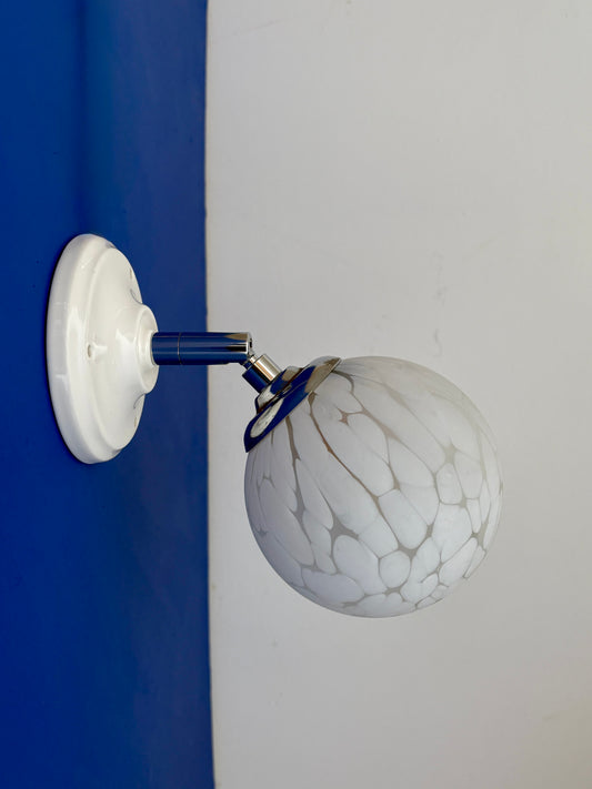 Applique globe vintage en verre de Clichy blanc