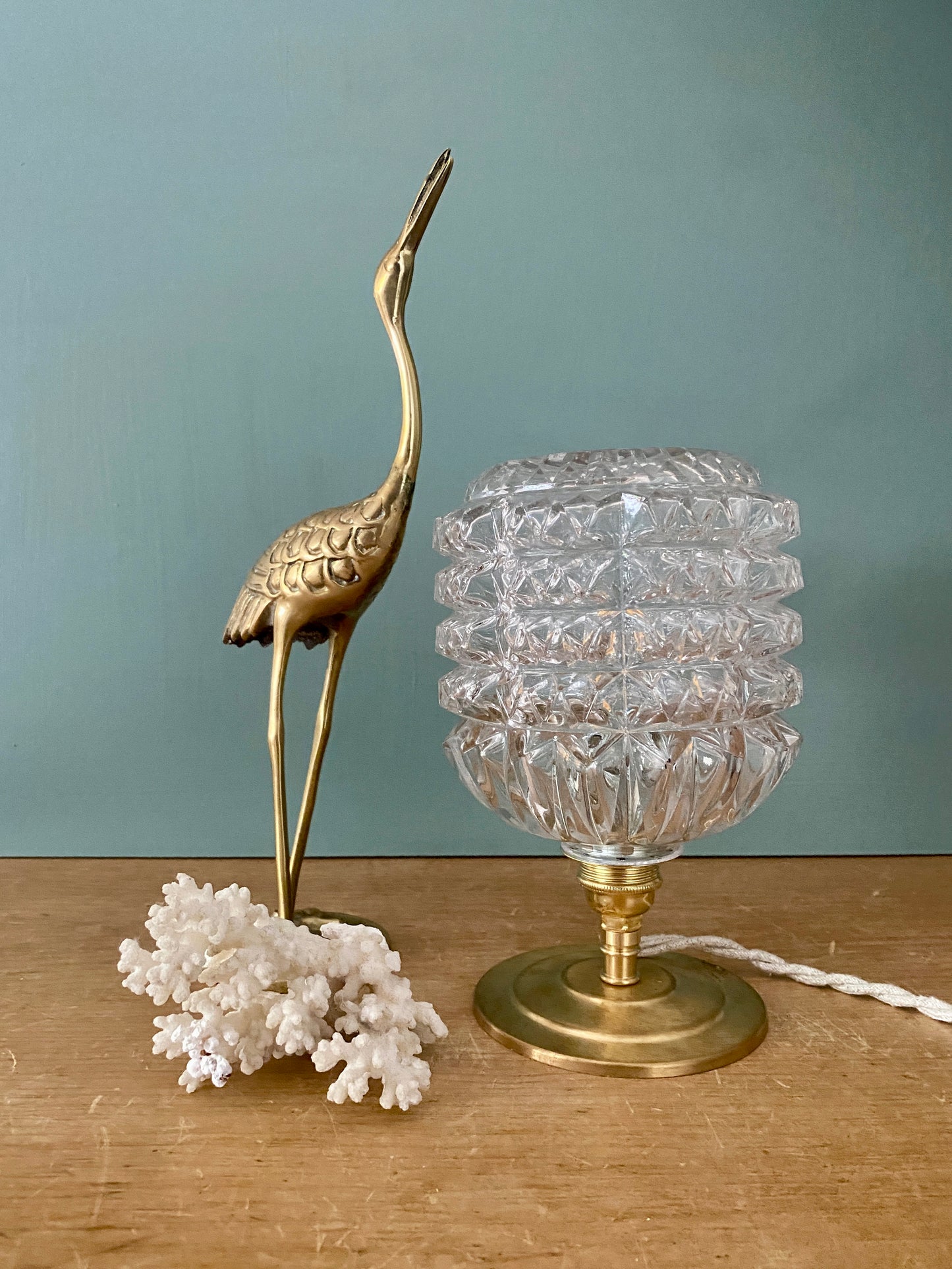 Suspension vintage globe en verre moulé et abat-jour- ref 619 – Les Chines de Jeanne Suspension vintage globe en verre moulé et abat-jour- ref 619 – Les Chines de Jeanne