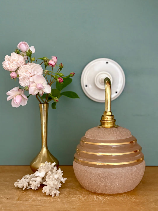 Applique coudée globe vintage en verre granité rose et doré