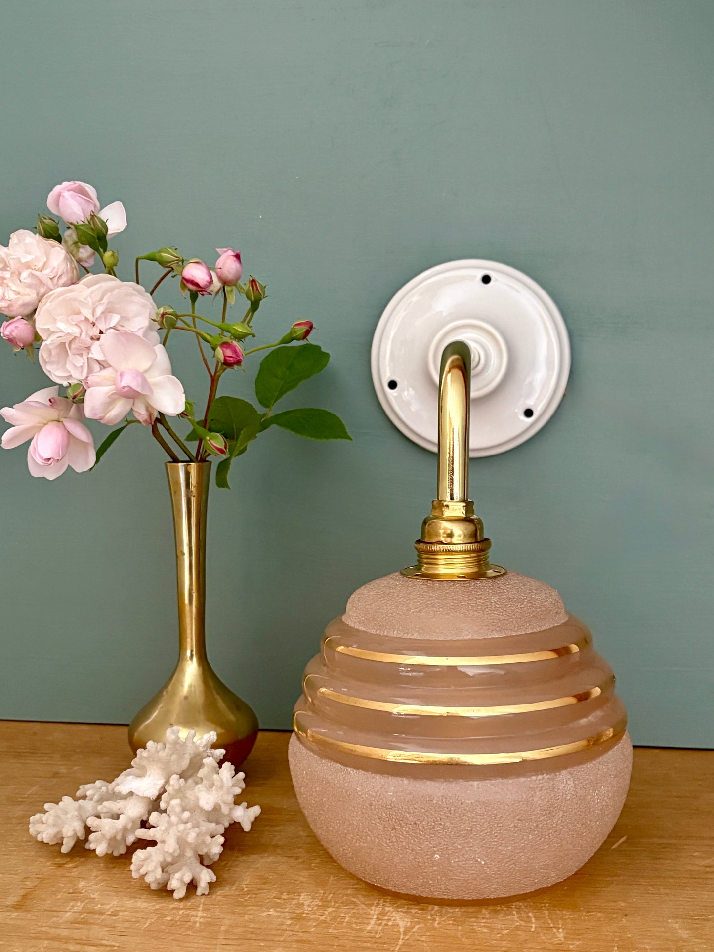 Applique coudée globe vintage en verre granité rose et doré