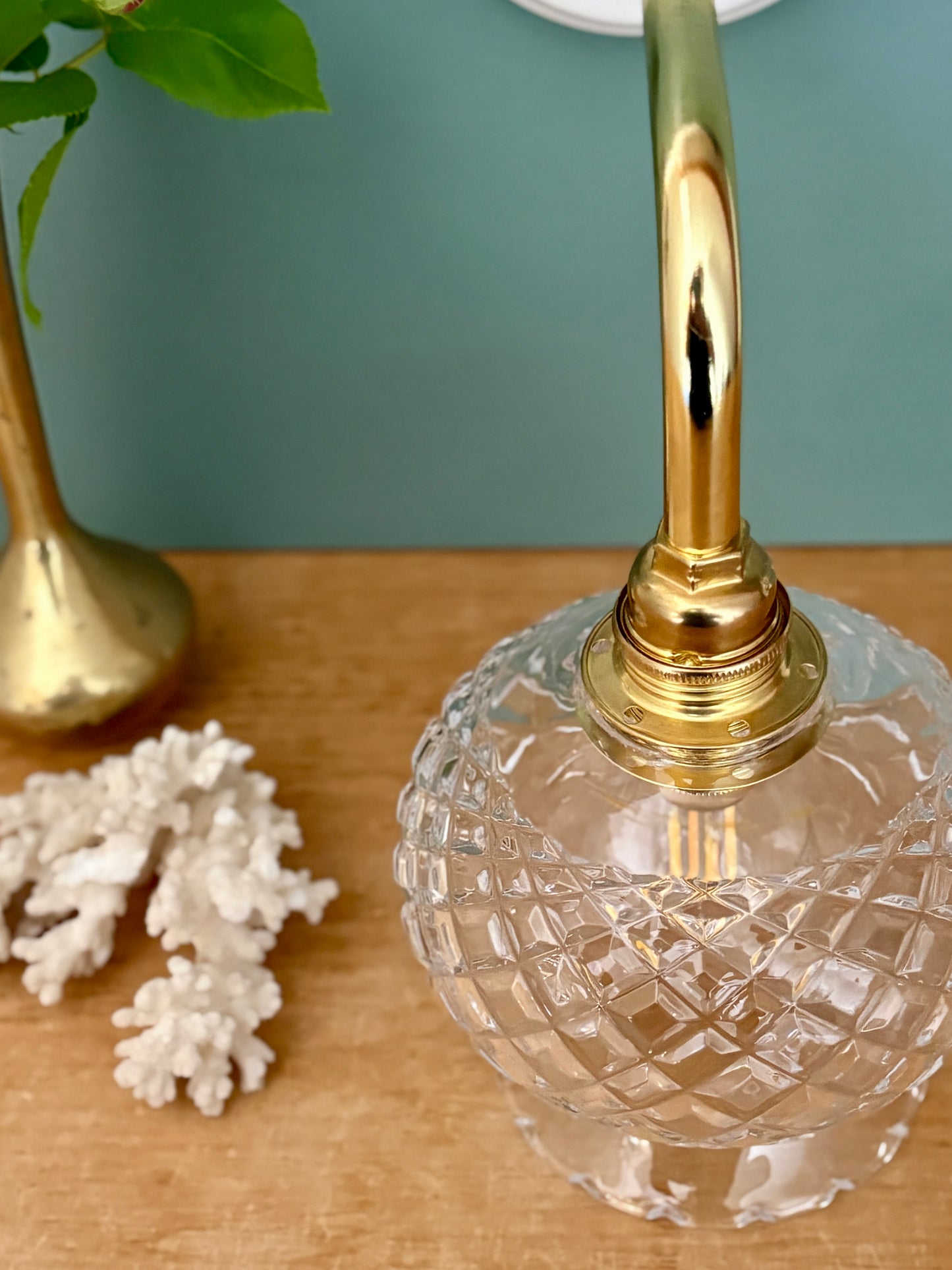 Applique coudée tulipe vintage en verre ciselé