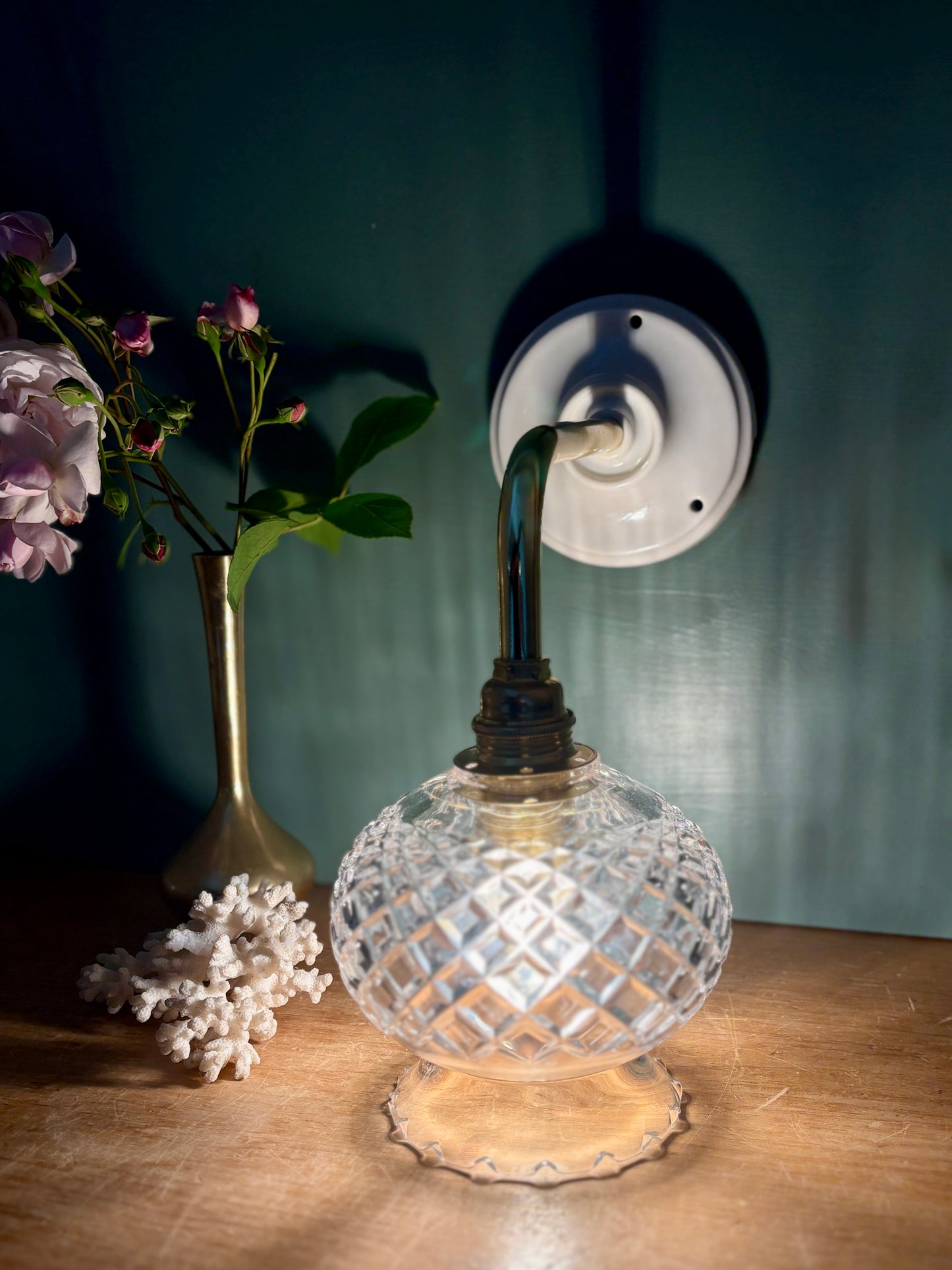 Applique coudée tulipe vintage en verre ciselé