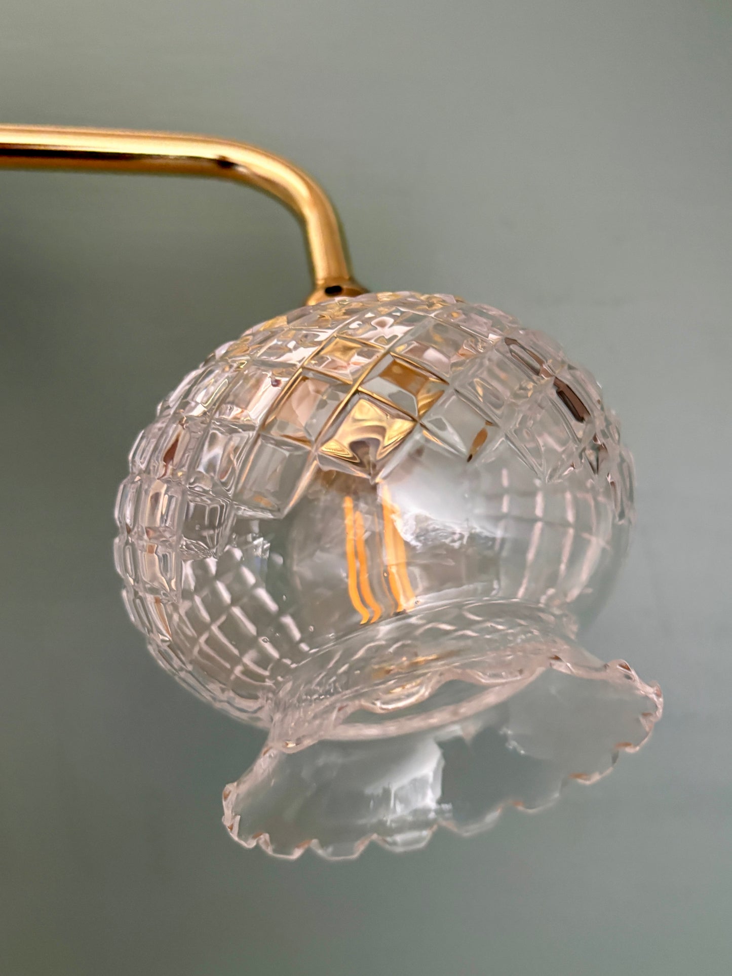 Applique coudée tulipe vintage en verre ciselé