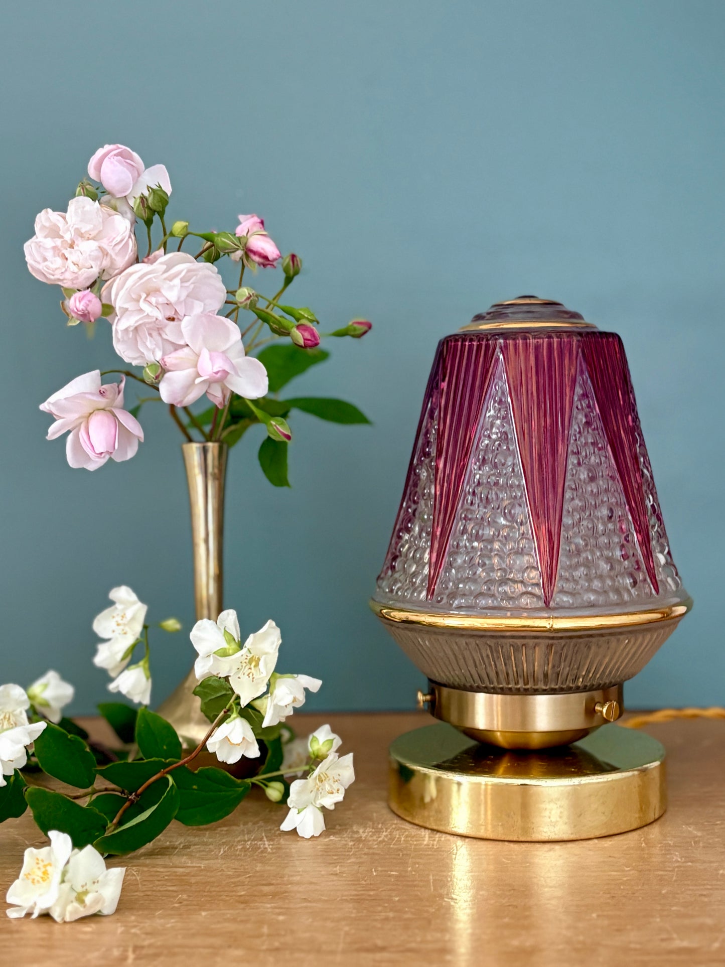 Lampe à poser globe vintage art déco en verre transparent et violet