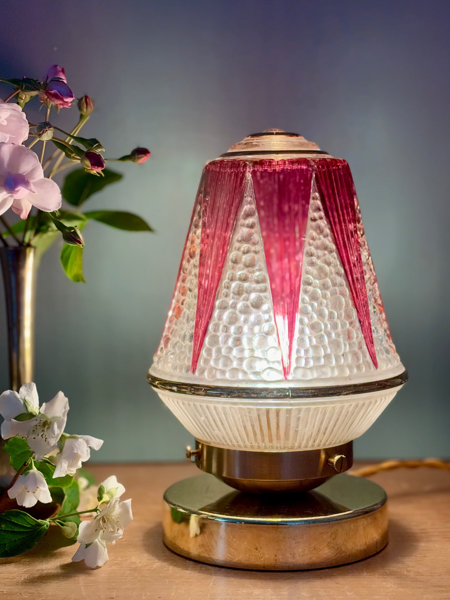 Lampe à poser globe vintage art déco en verre transparent et violet