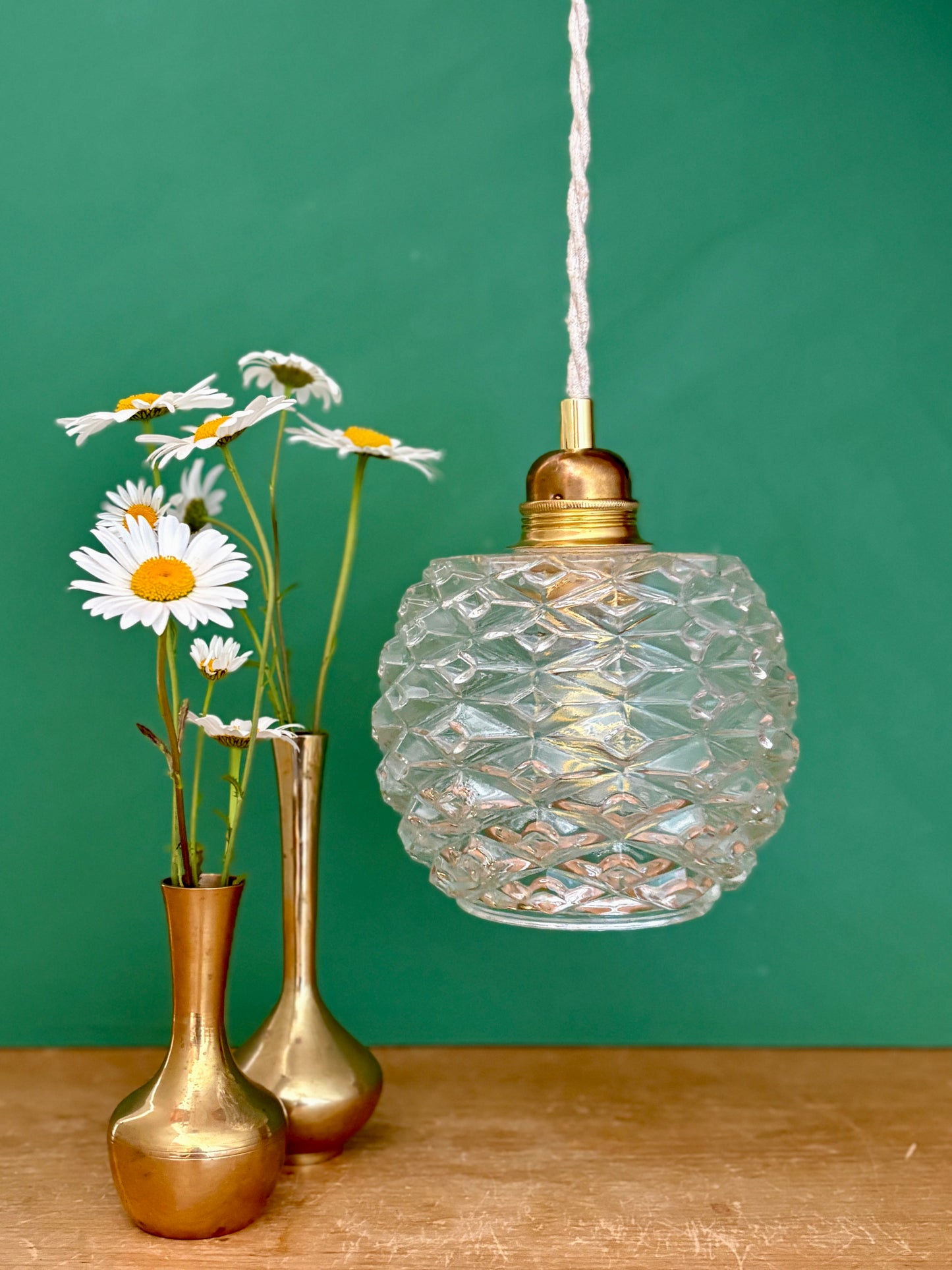 Suspension globe vintage en verre moulé