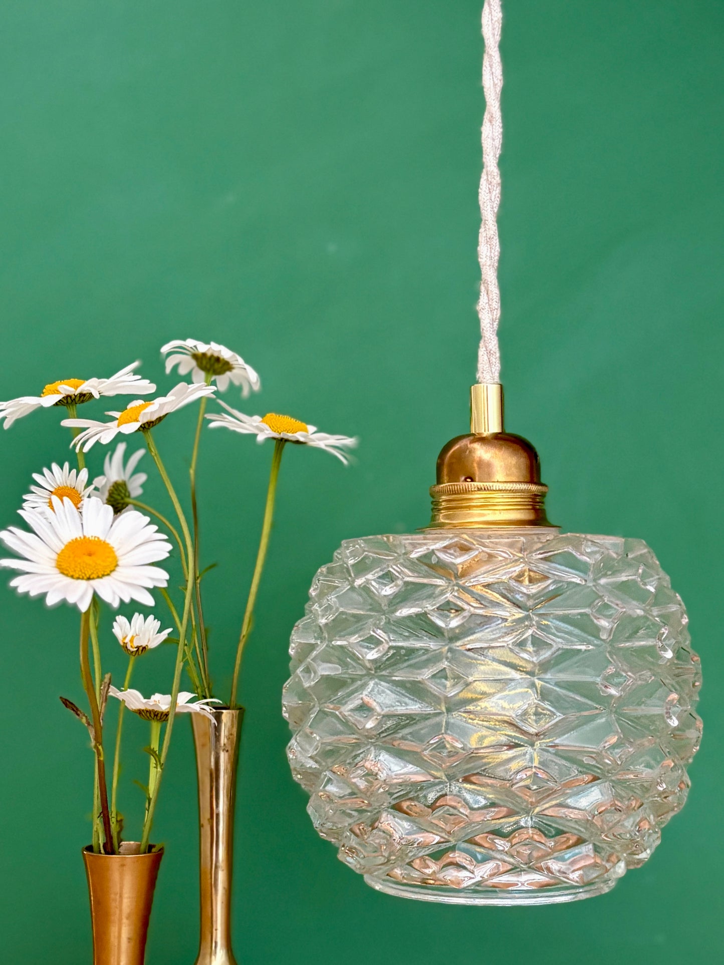 Suspension globe vintage en verre moulé