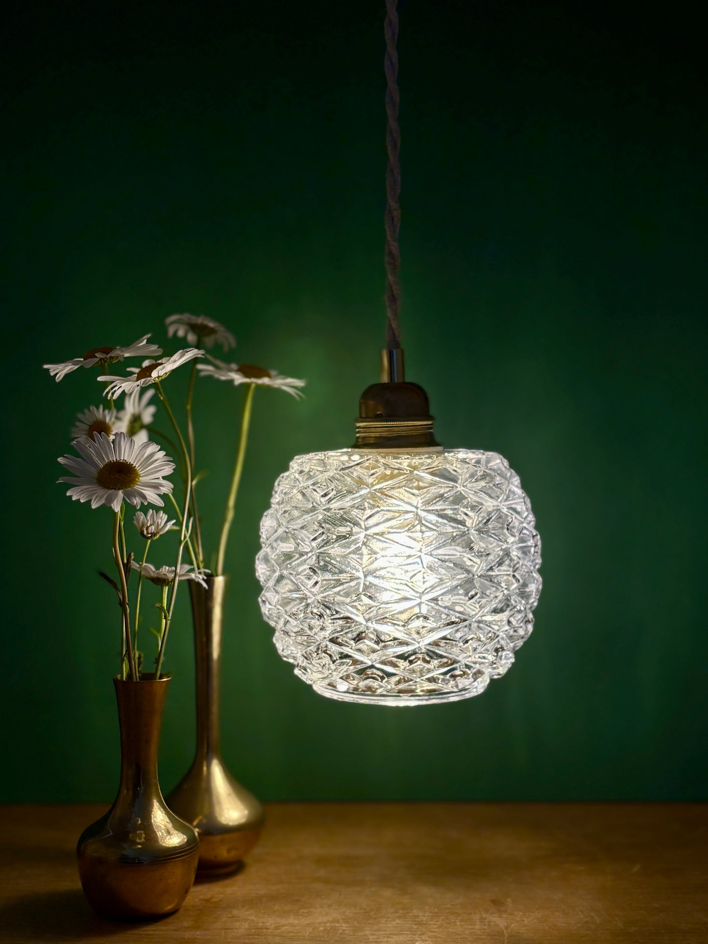 Suspension globe vintage en verre moulé