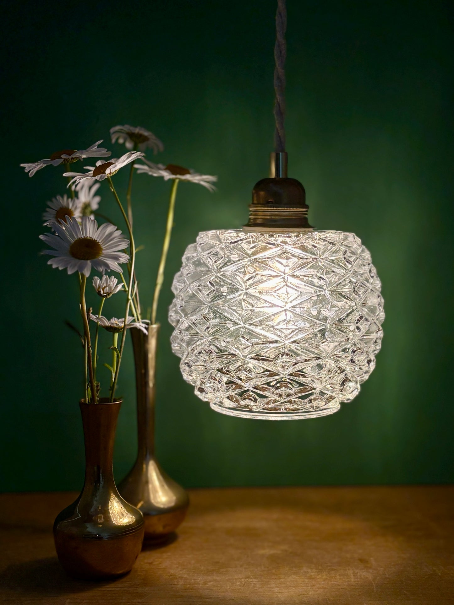 Suspension globe vintage en verre moulé