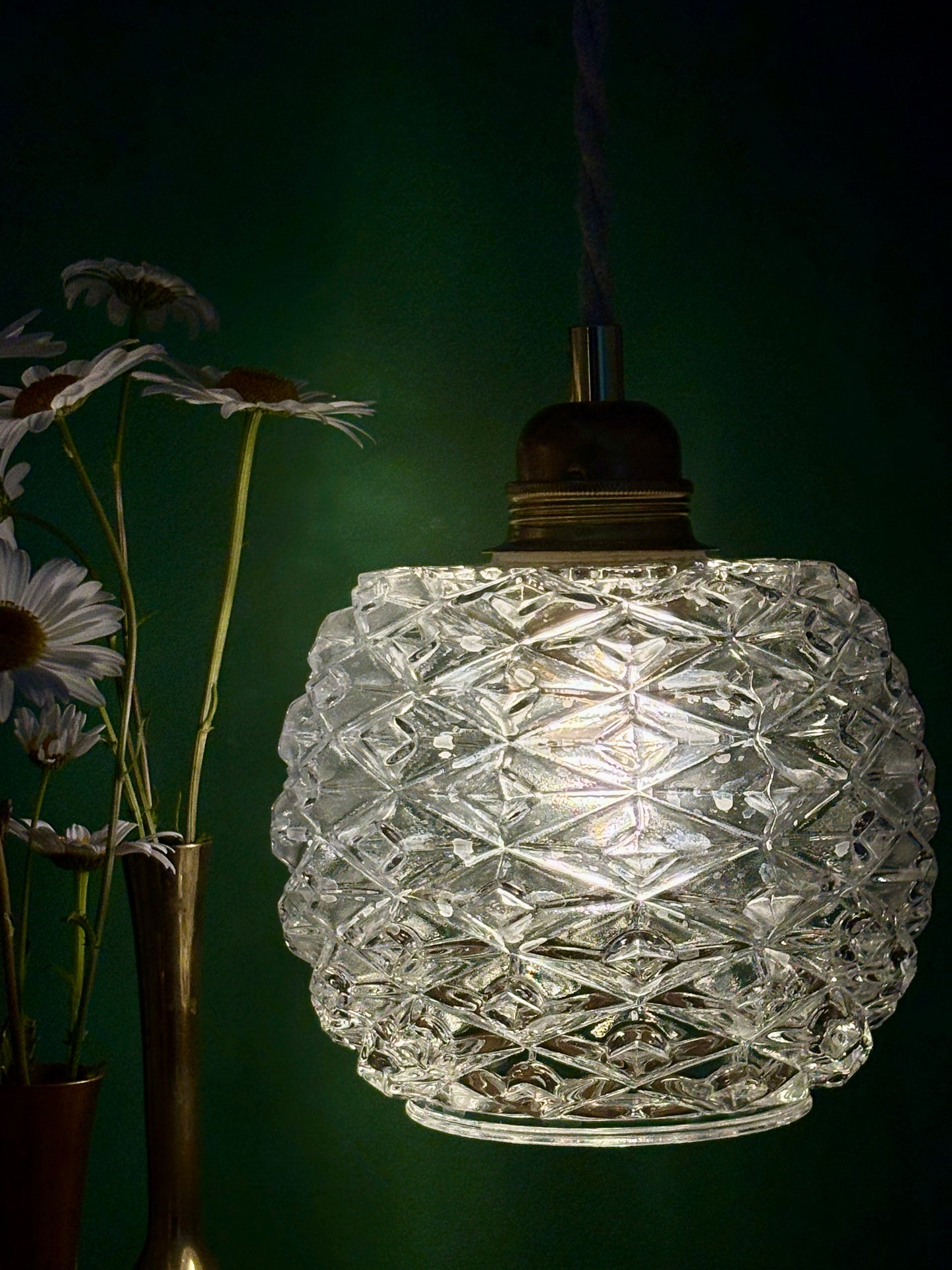 Suspension globe vintage en verre moulé
