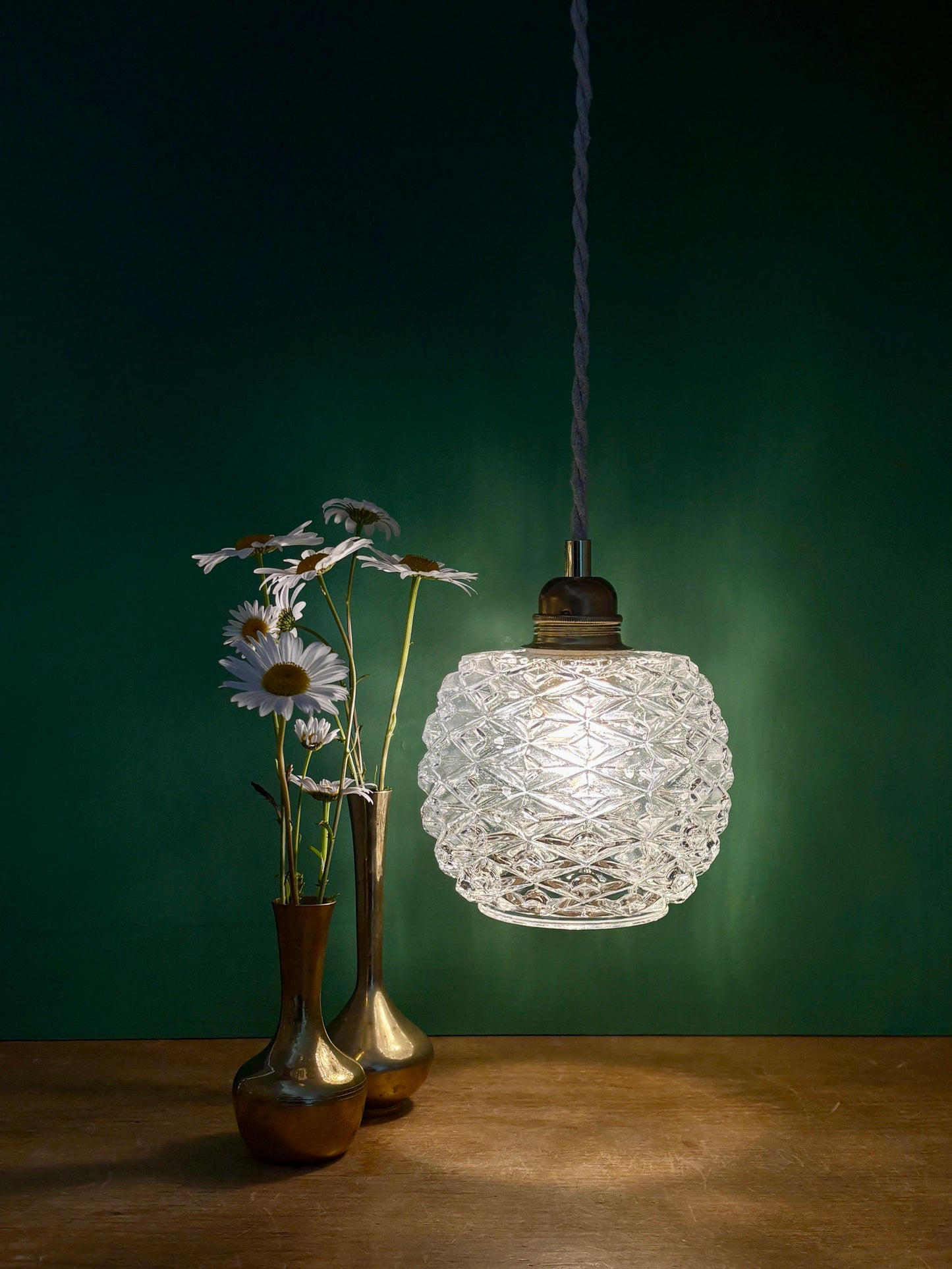 Suspension globe vintage en verre moulé