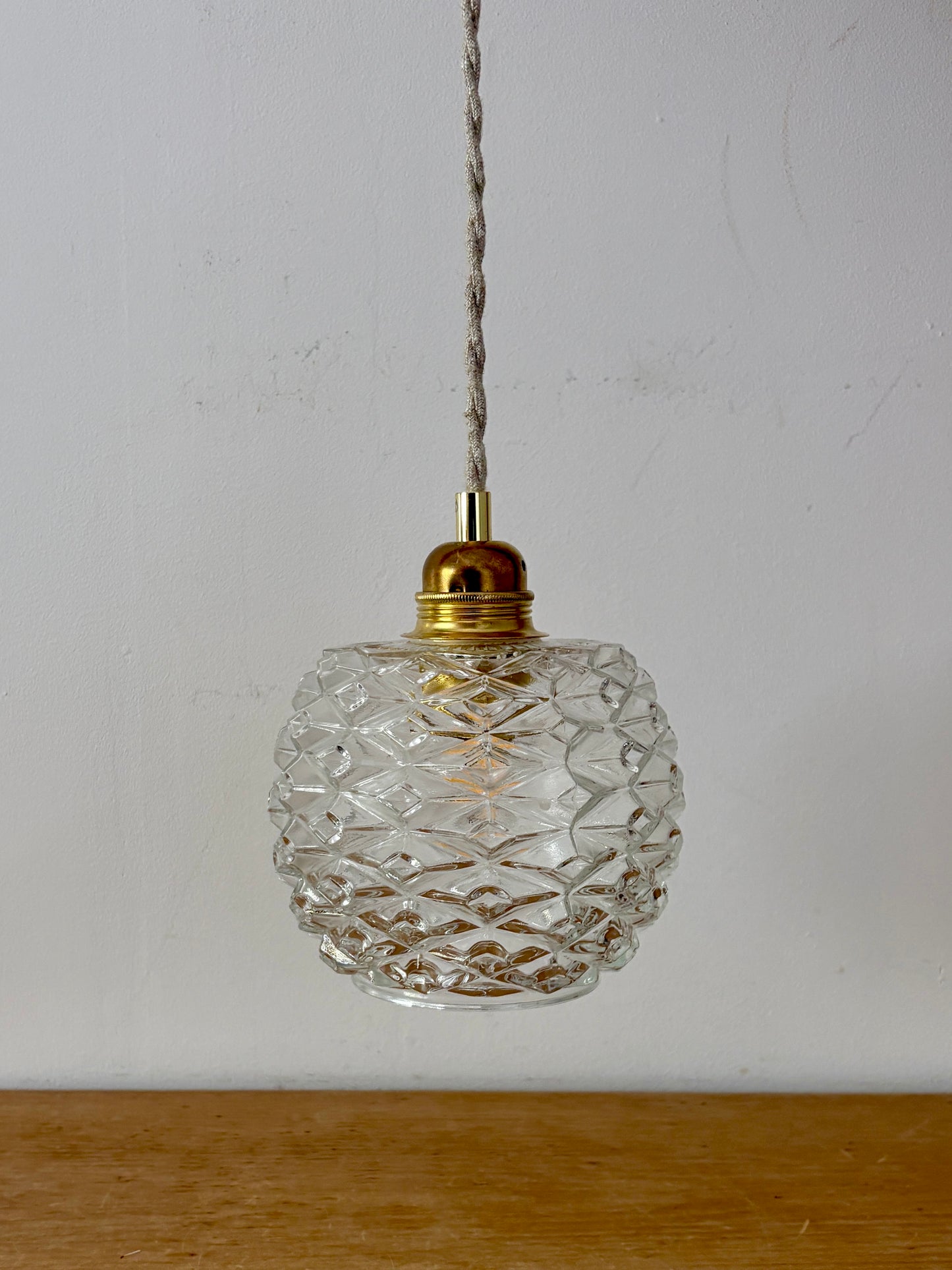 Suspension globe vintage en verre moulé