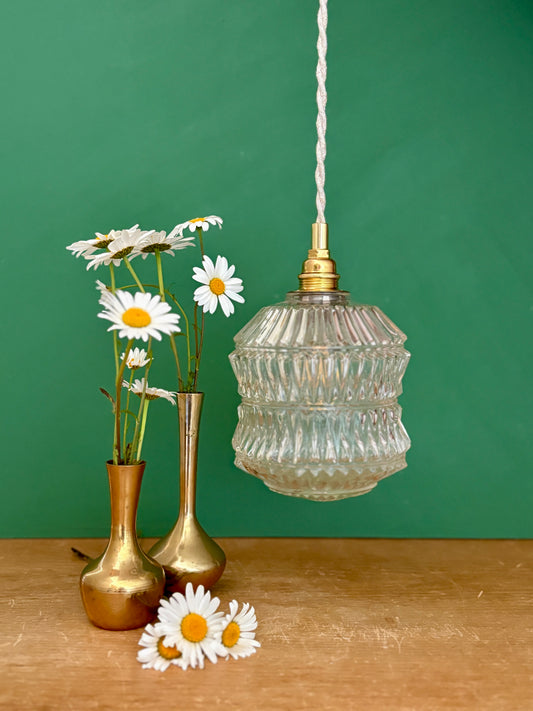 Suspension globe vintage en verre moulé
