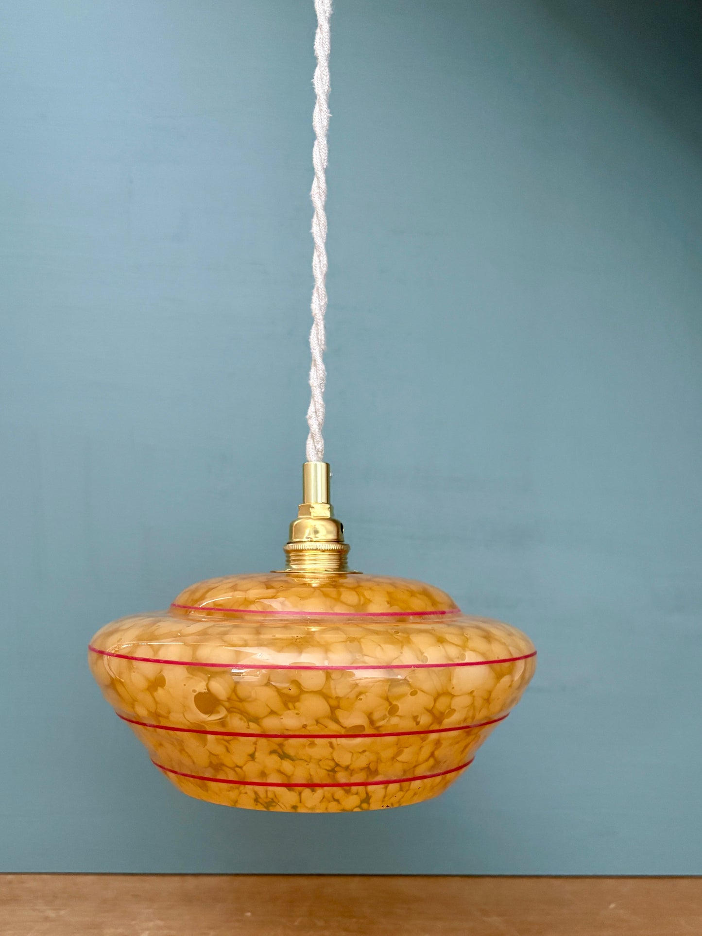 Suspension abat-jour vintage en verre de Clichy jaune avec liserés rouges