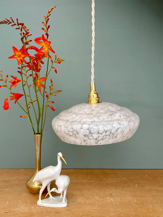 Suspension abat-jour vintage en verre de Clichy blanc