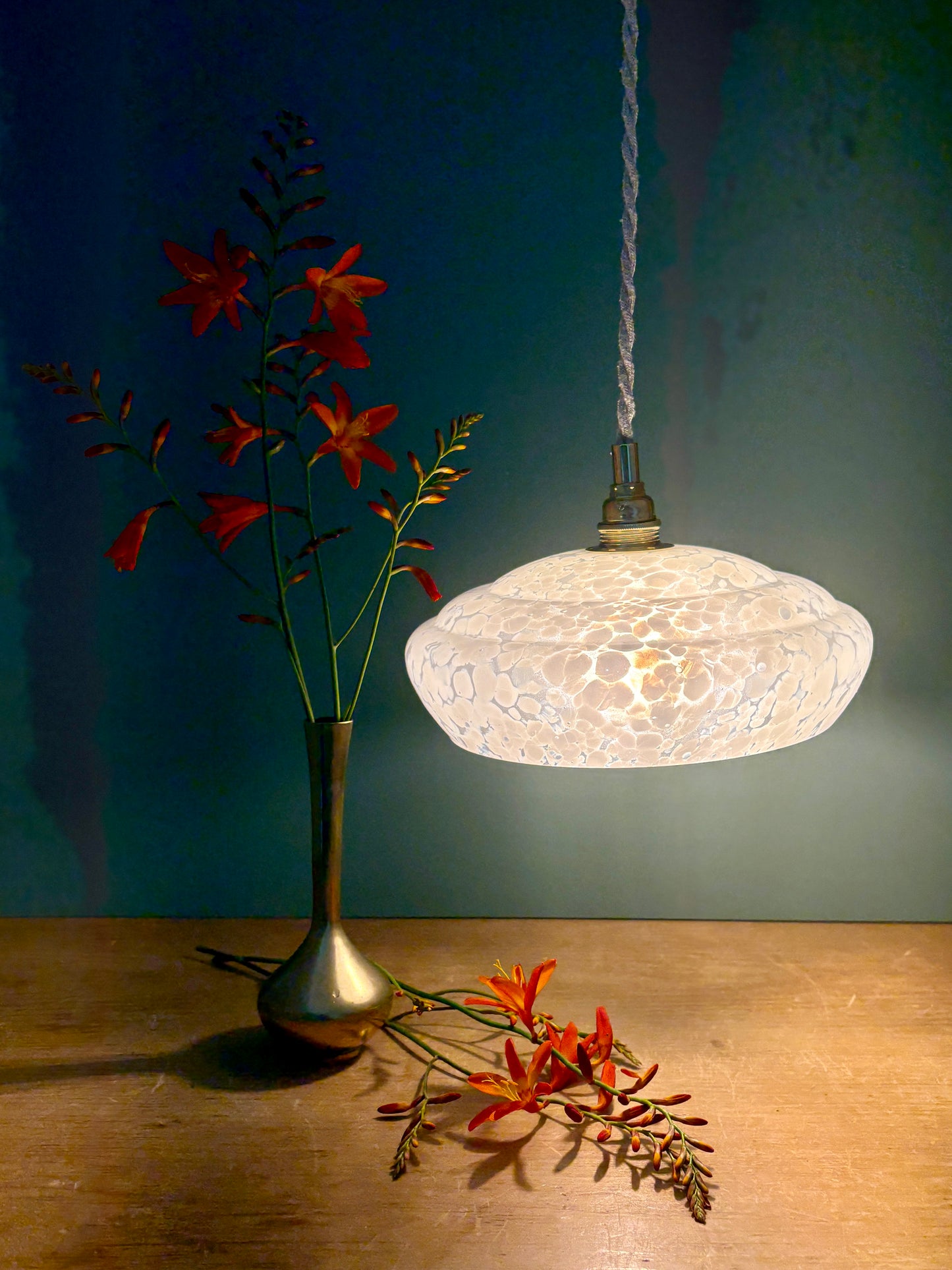 Suspension abat-jour vintage en verre de Clichy blanc