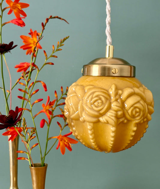 Suspension globe vintage art déco en opaline ocre