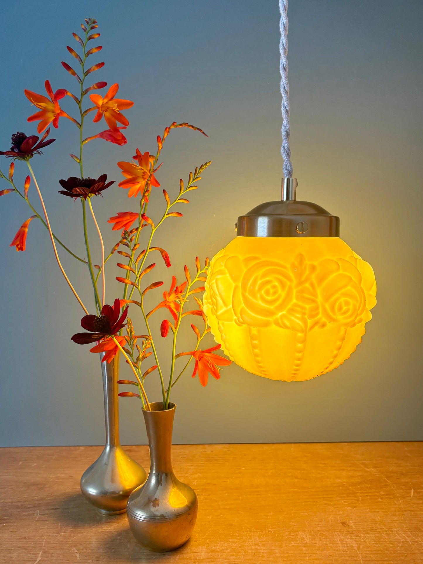 Suspension globe vintage art déco en opaline ocre