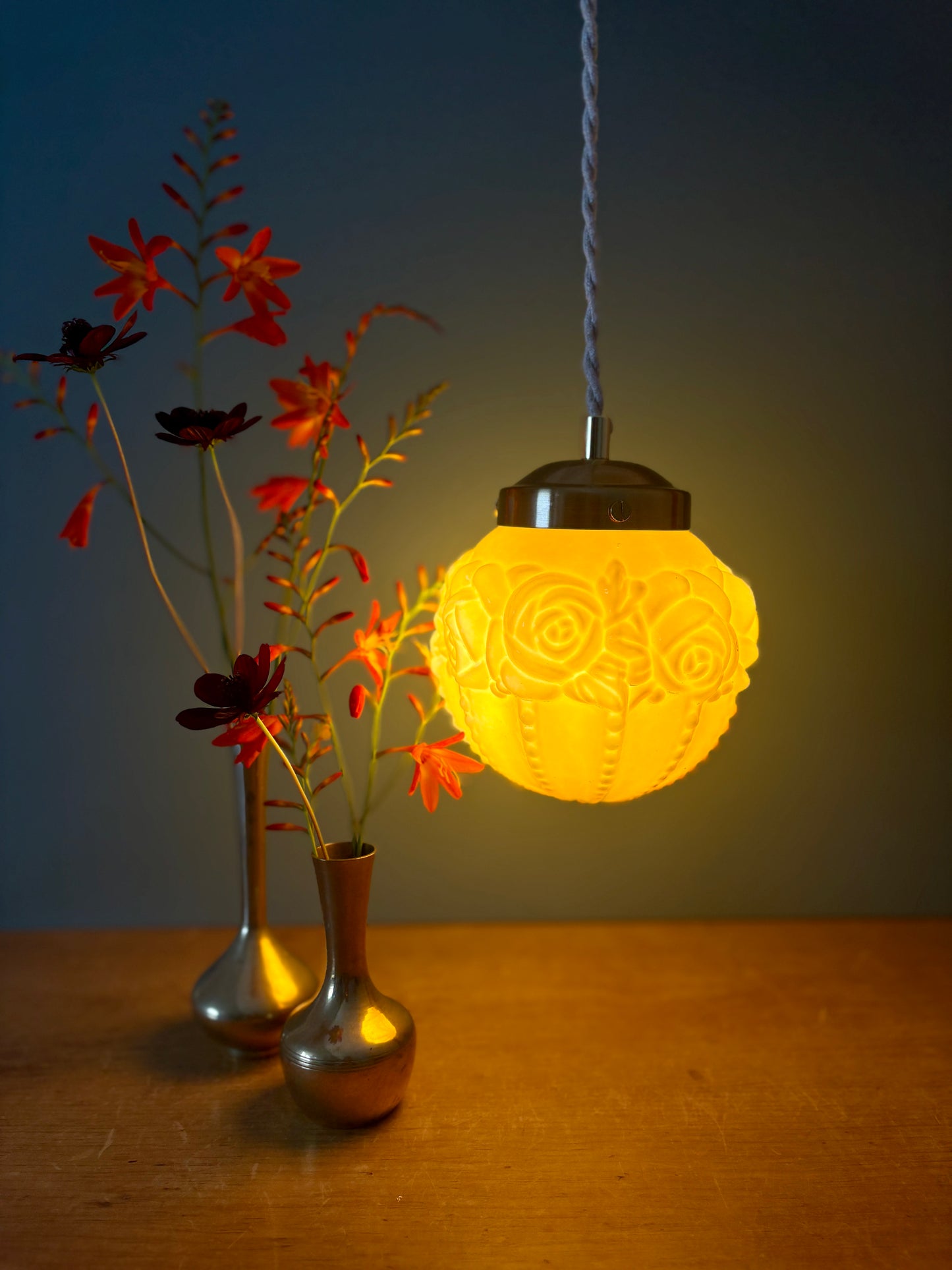 Suspension globe vintage art déco en opaline ocre