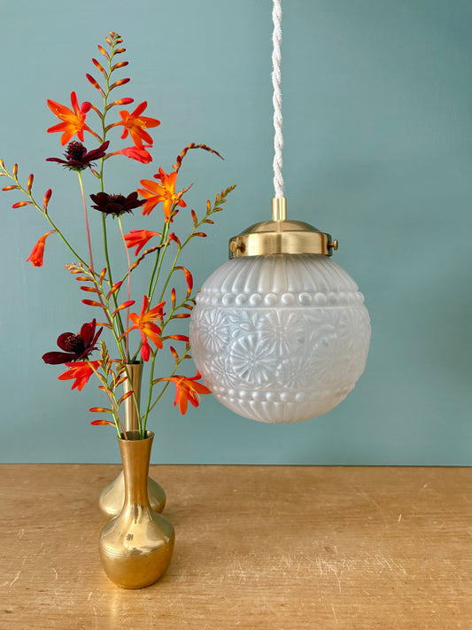 Suspension globe vintage art déco en verre dépoli