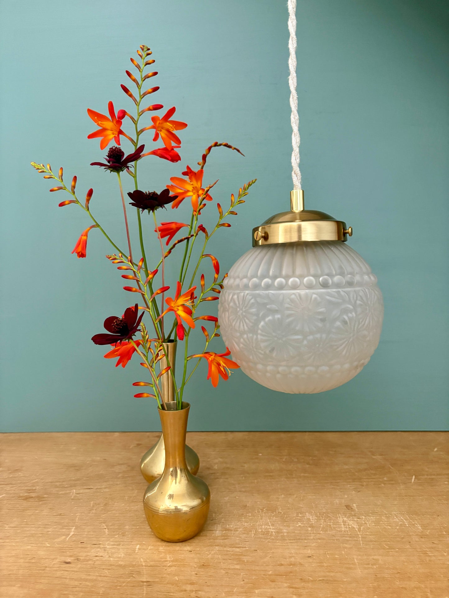 Suspension globe vintage art déco en verre dépoli