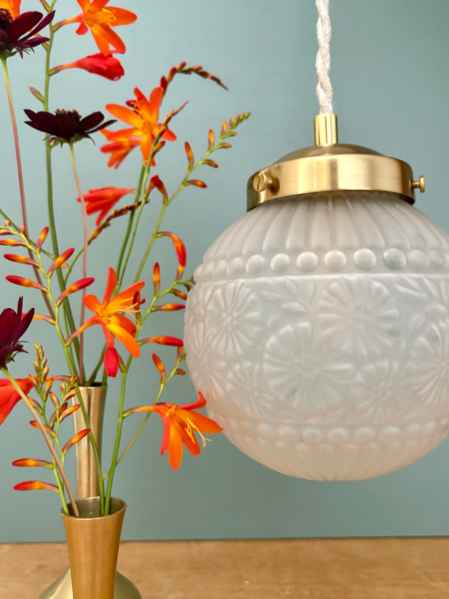 Suspension globe vintage art déco en verre dépoli