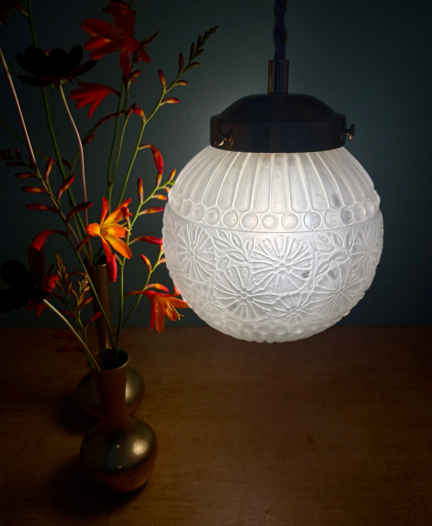 Suspension globe vintage art déco en verre dépoli