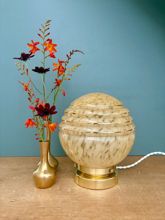 Lampe à poser globe vintage art déco en verre de Clichy jaune et or
