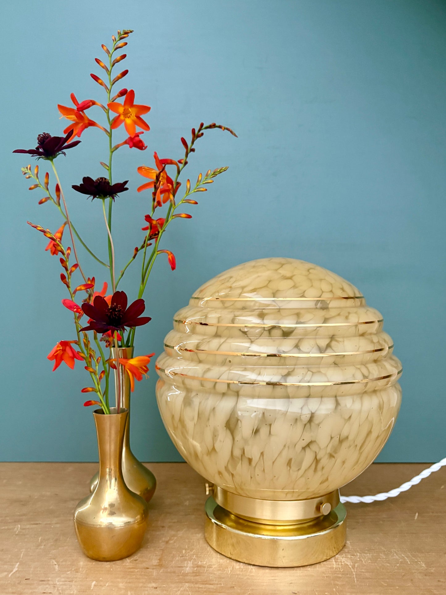 Lampe à poser globe vintage art déco en verre de Clichy jaune et or