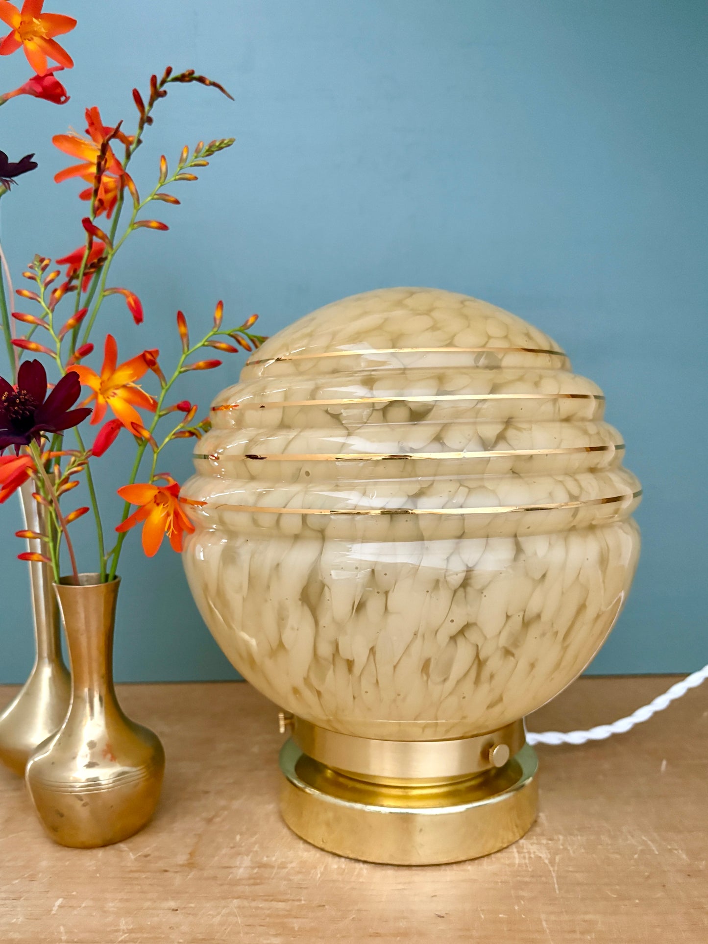 Lampe à poser globe vintage art déco en verre de Clichy jaune et or