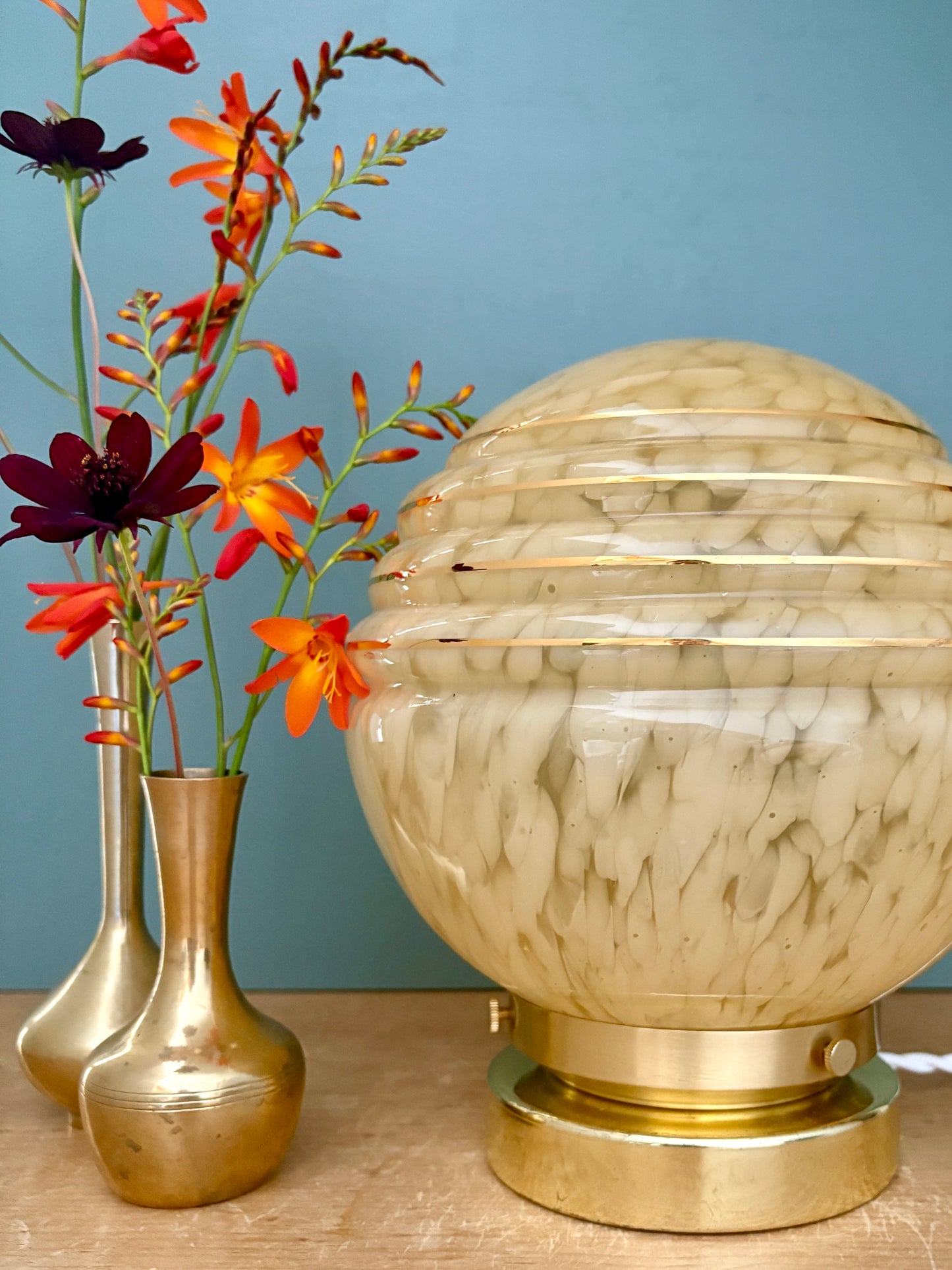 Lampe à poser globe vintage art déco en verre de Clichy jaune et or