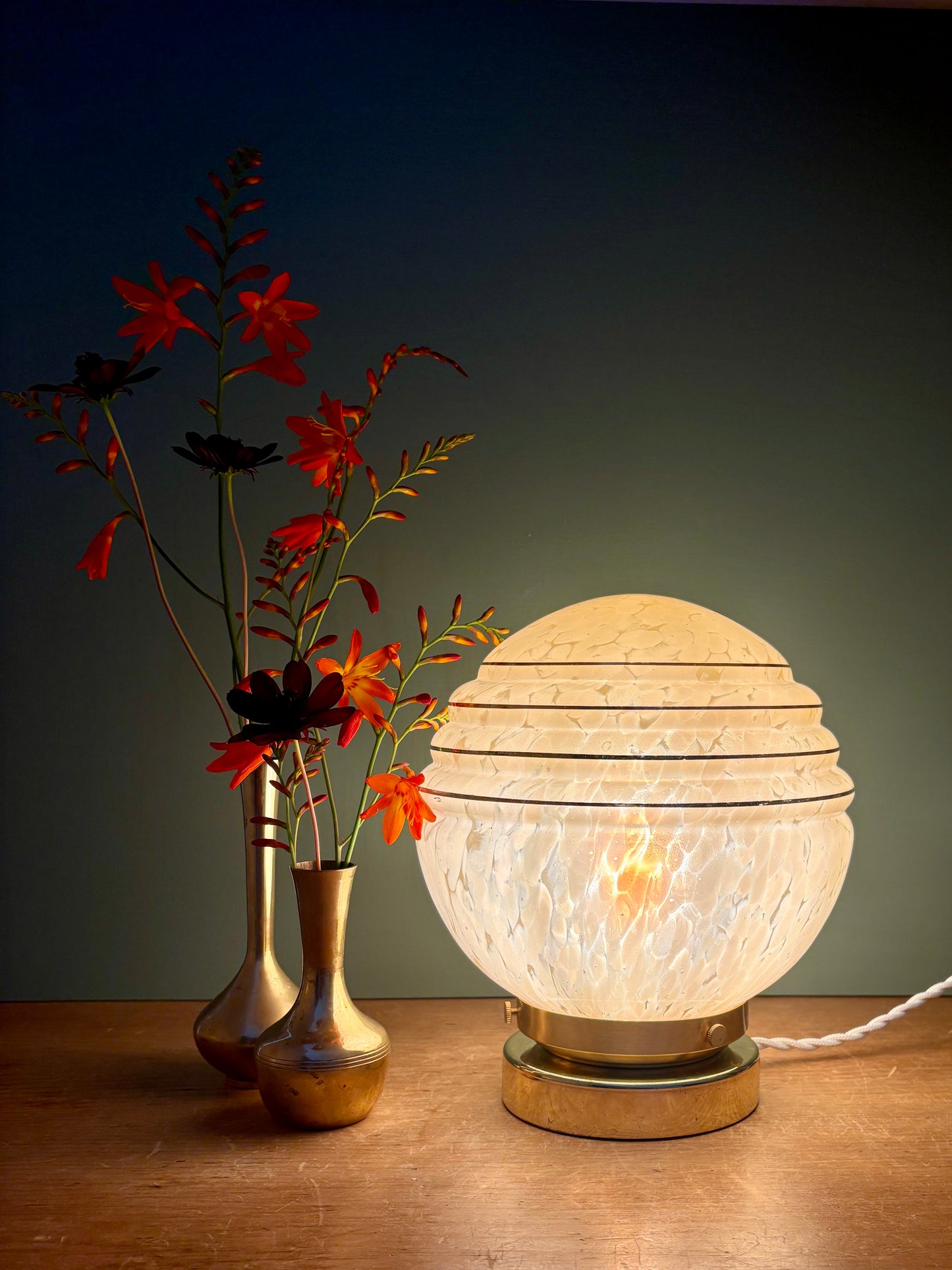 Lampe à poser globe vintage art déco en verre de Clichy jaune et or