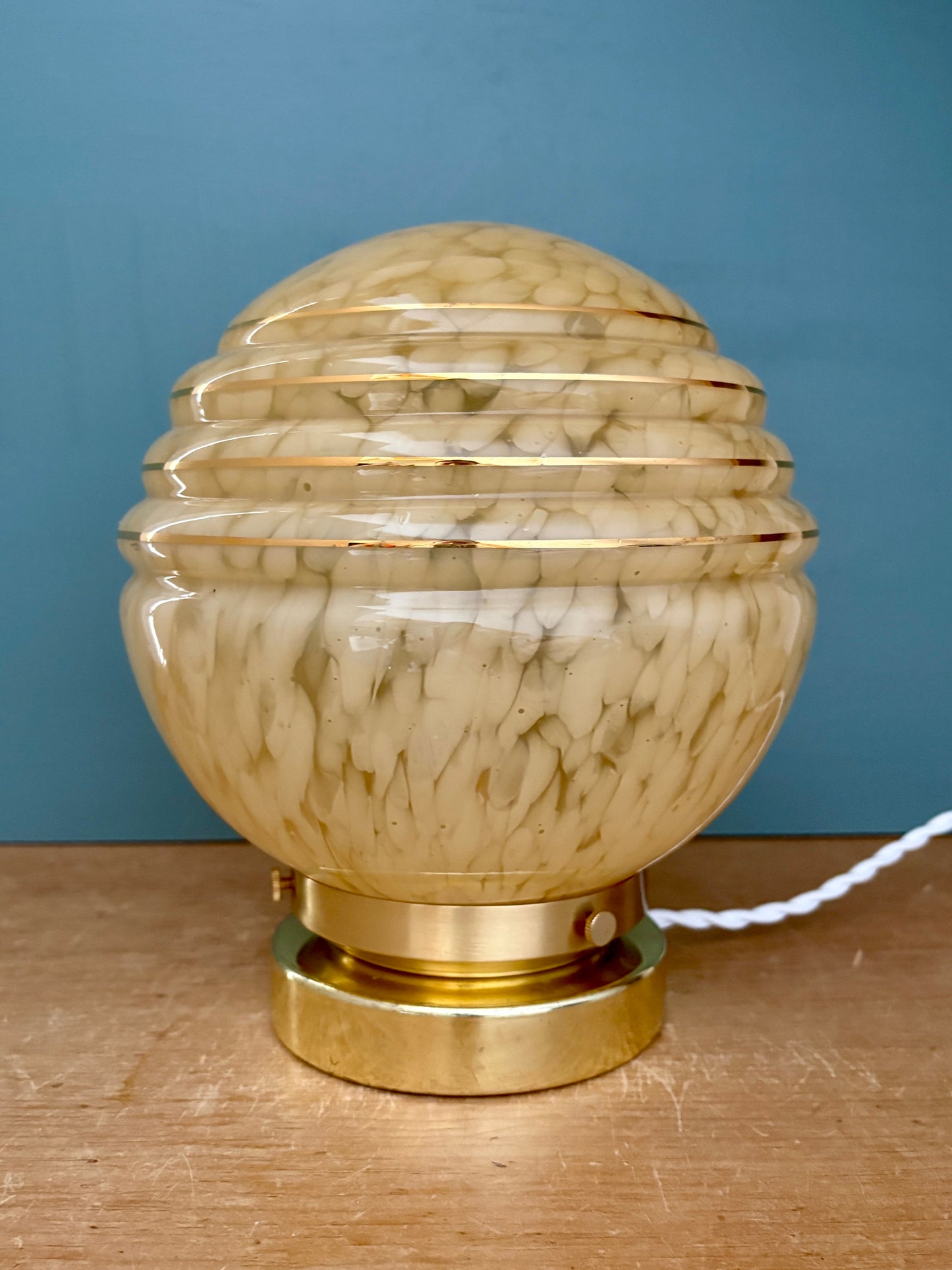 Lampe à poser globe vintage art déco en verre de Clichy jaune et or